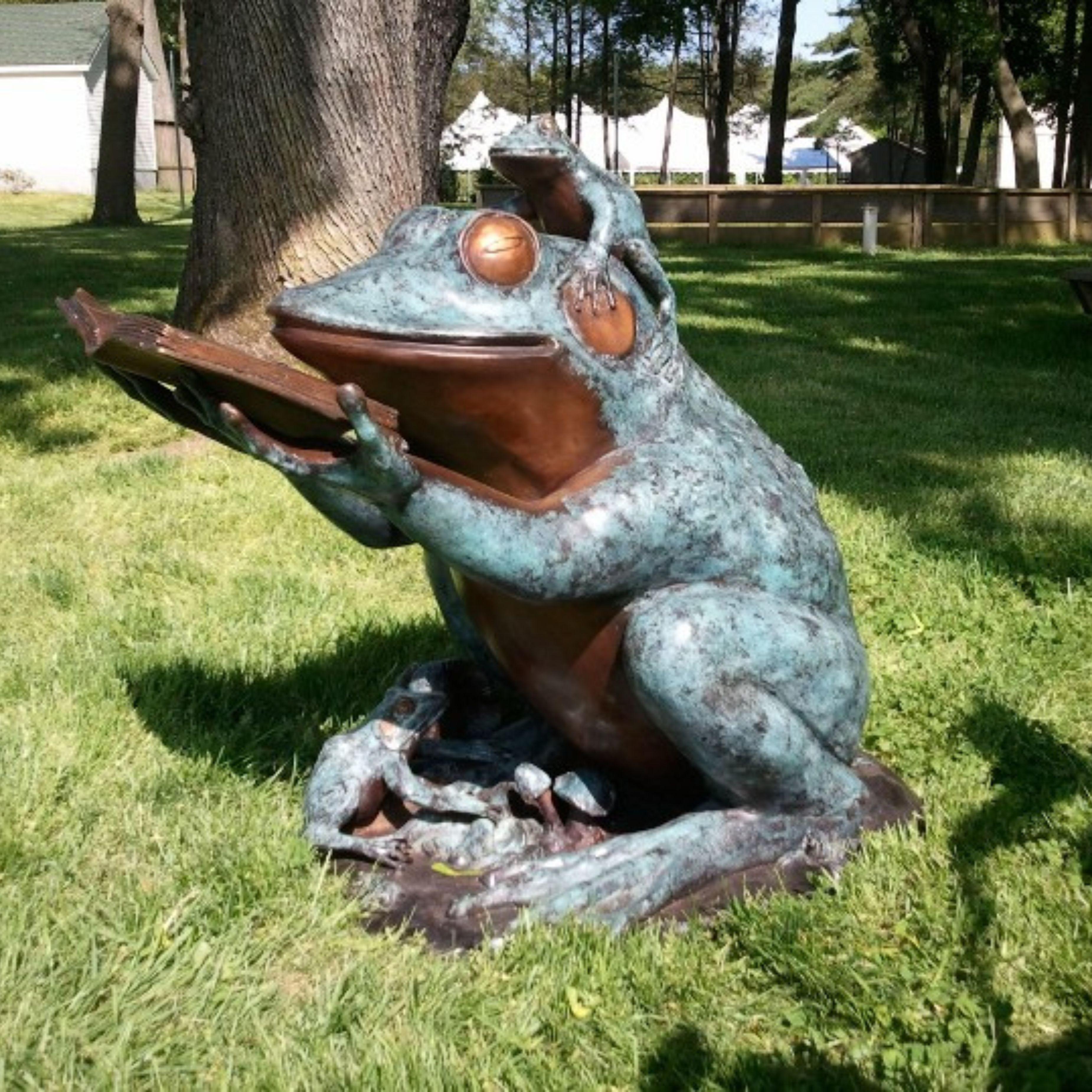 Sculpture d'animal de lecture en bronze, « Frog Prince » en vente 2
