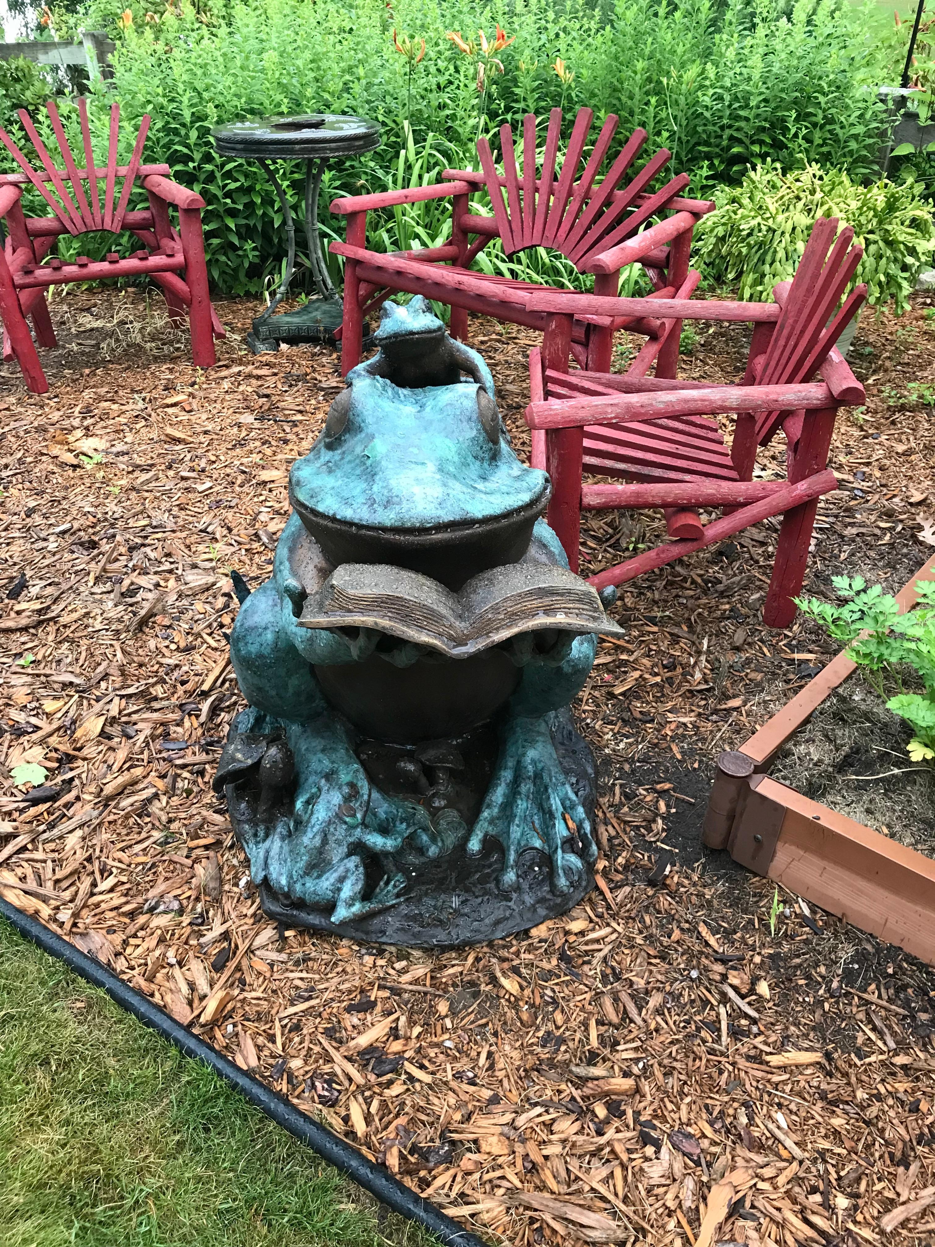 Sculpture d'animal de lecture en bronze, « Frog Prince » en vente 4