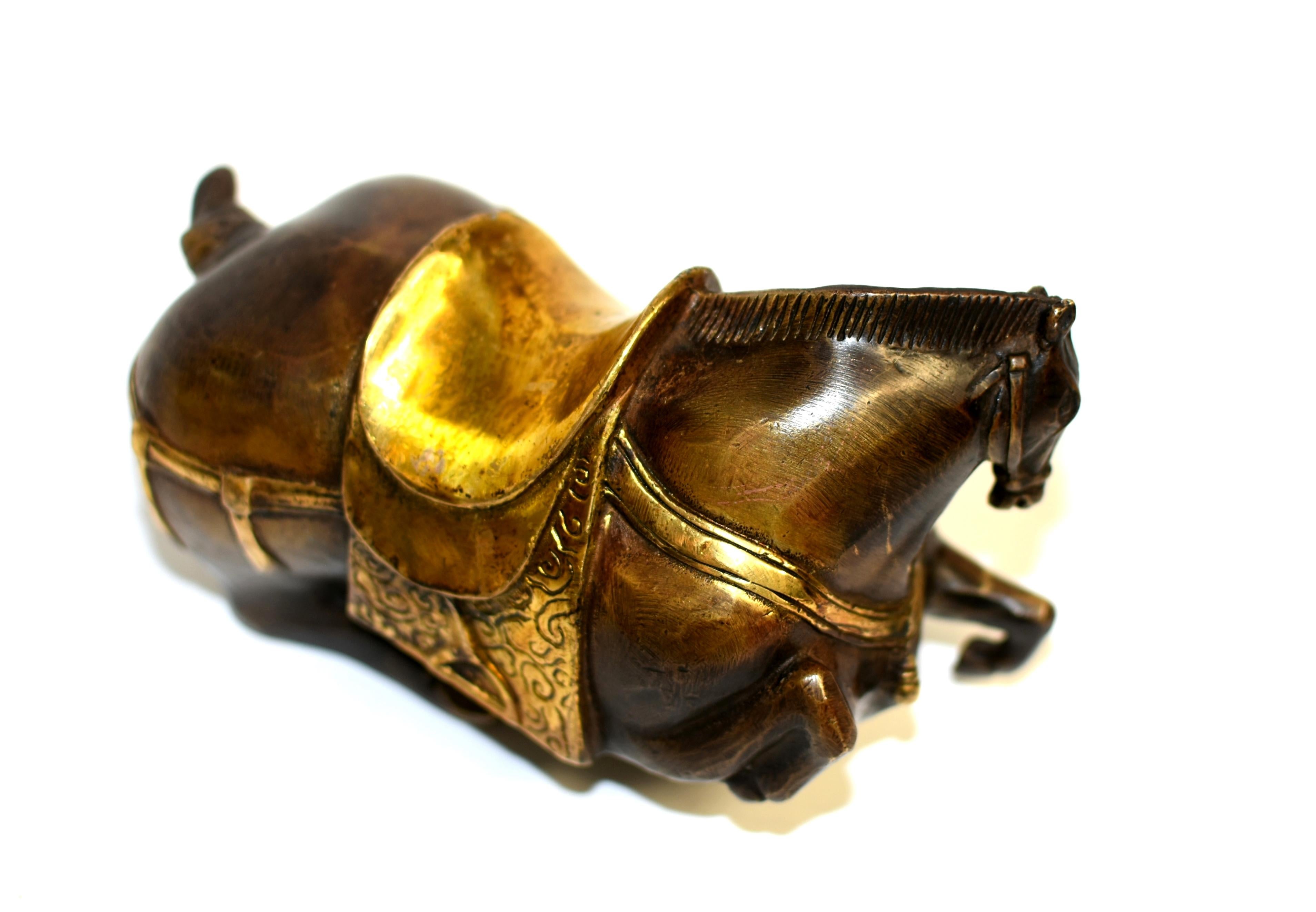 Cheval couché en bronze de style Han avec selle dorée en vente 3