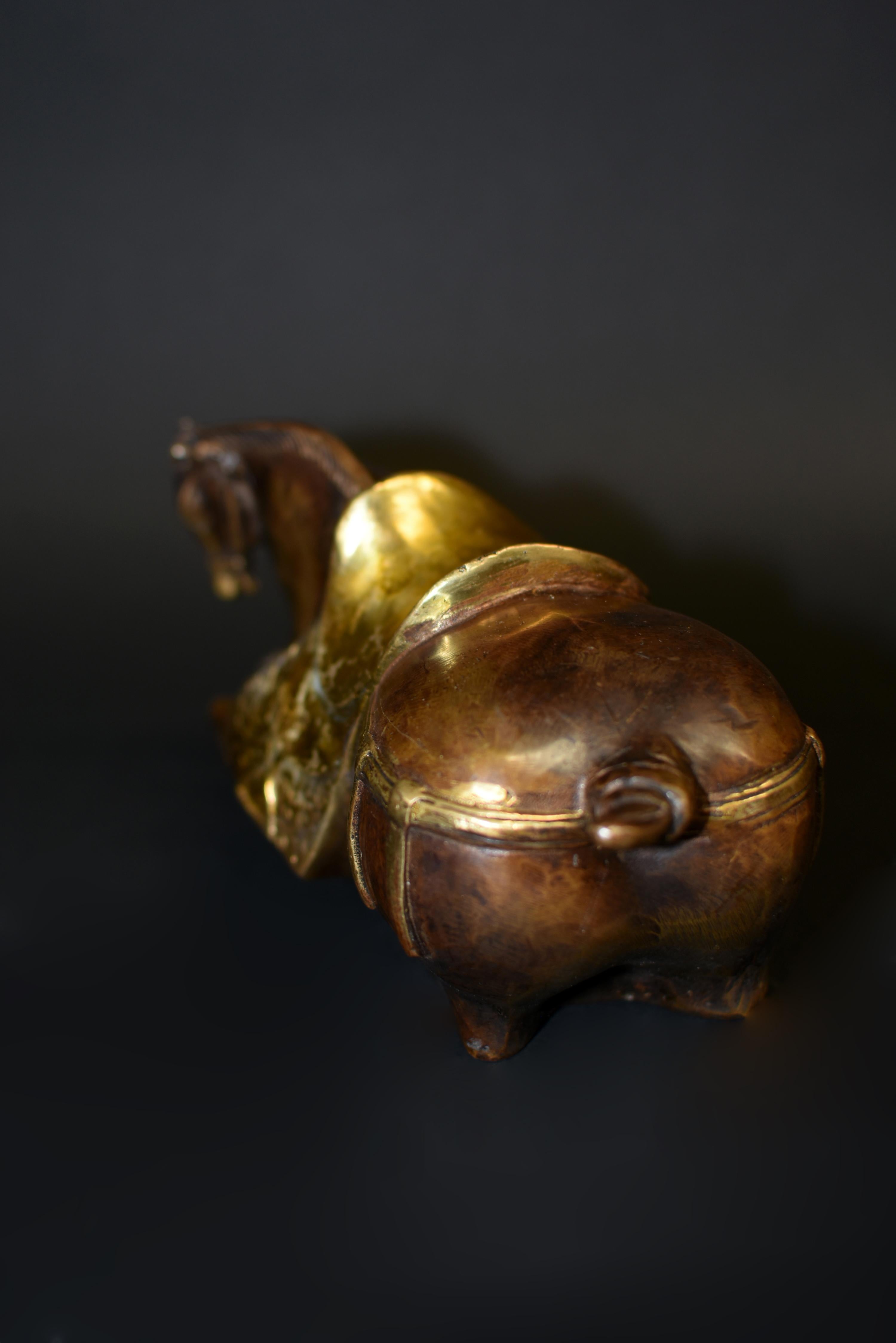 Cheval couché en bronze de style Han avec selle dorée en vente 6