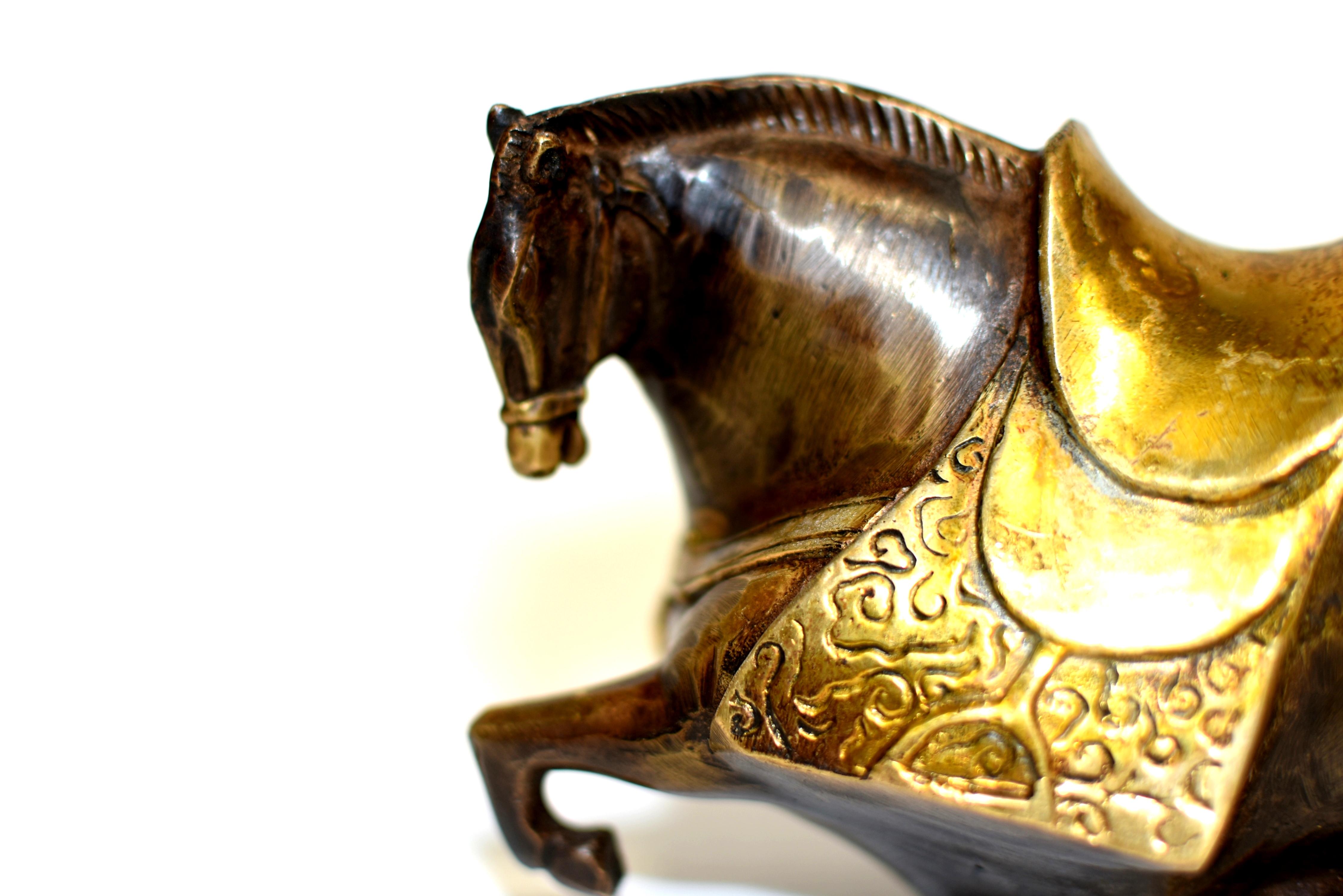 Moulage Cheval couché en bronze de style Han avec selle dorée en vente