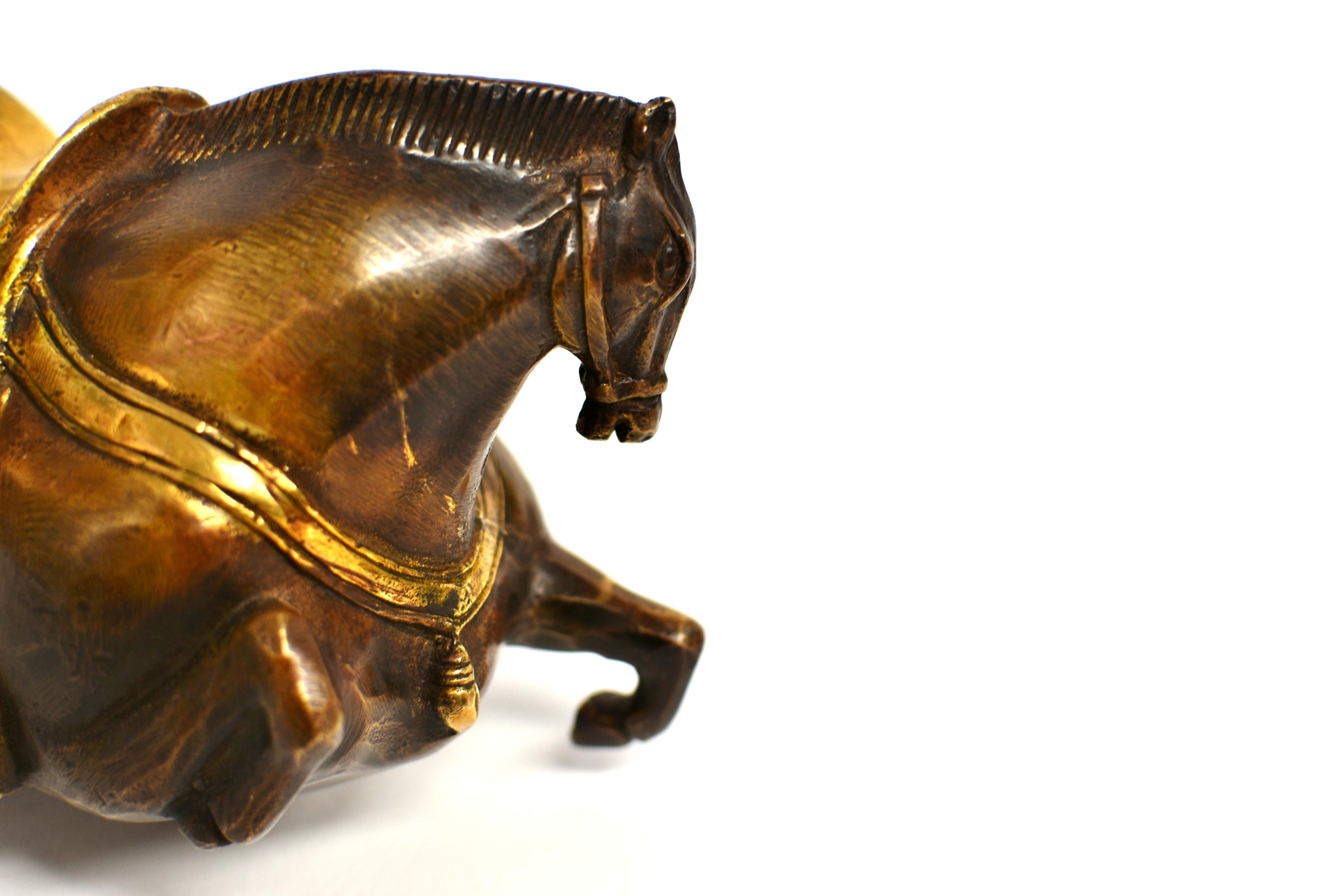 Cheval couché en bronze de style Han avec selle dorée Bon état - En vente à Somis, CA