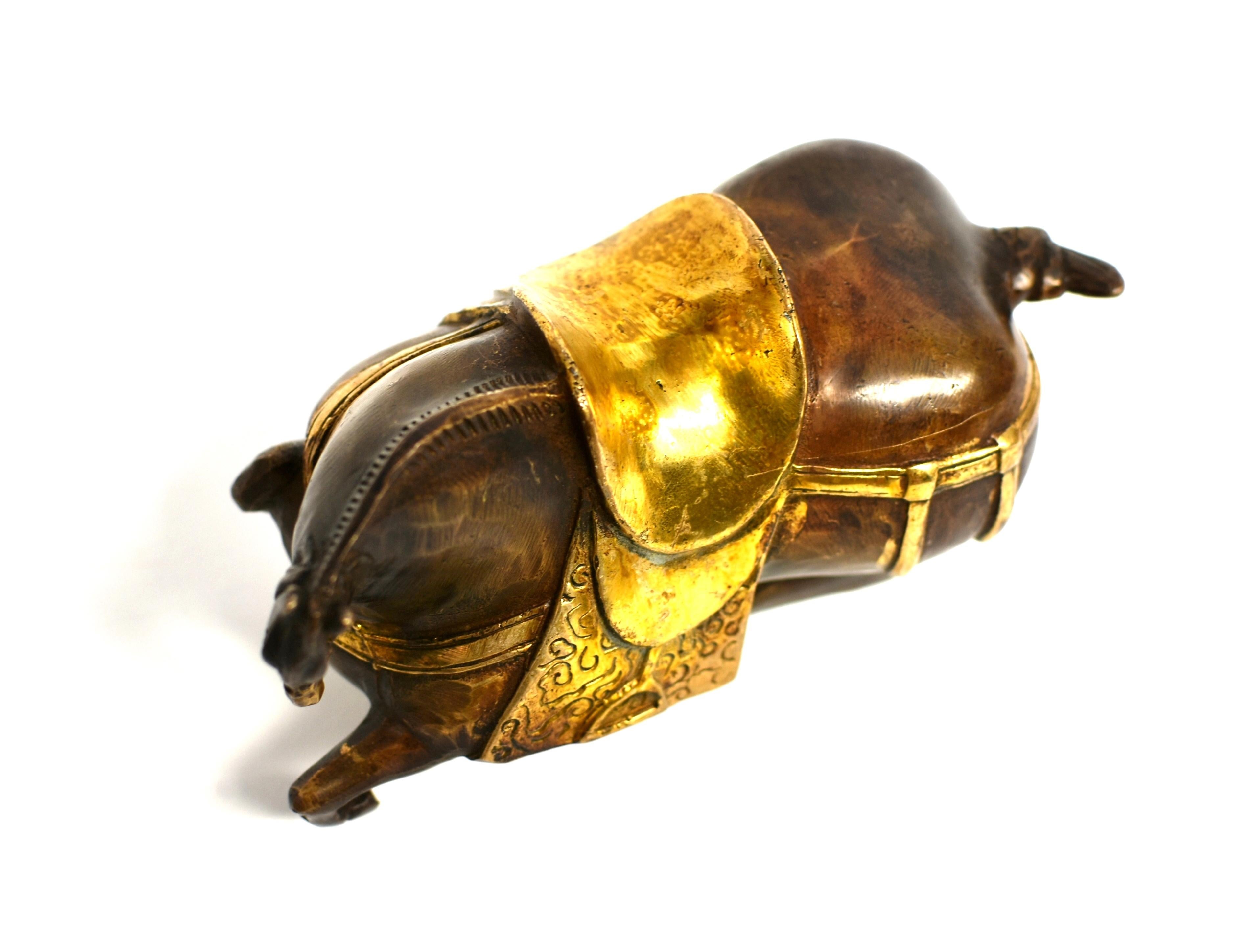 Bronze Cheval couché en bronze de style Han avec selle dorée en vente
