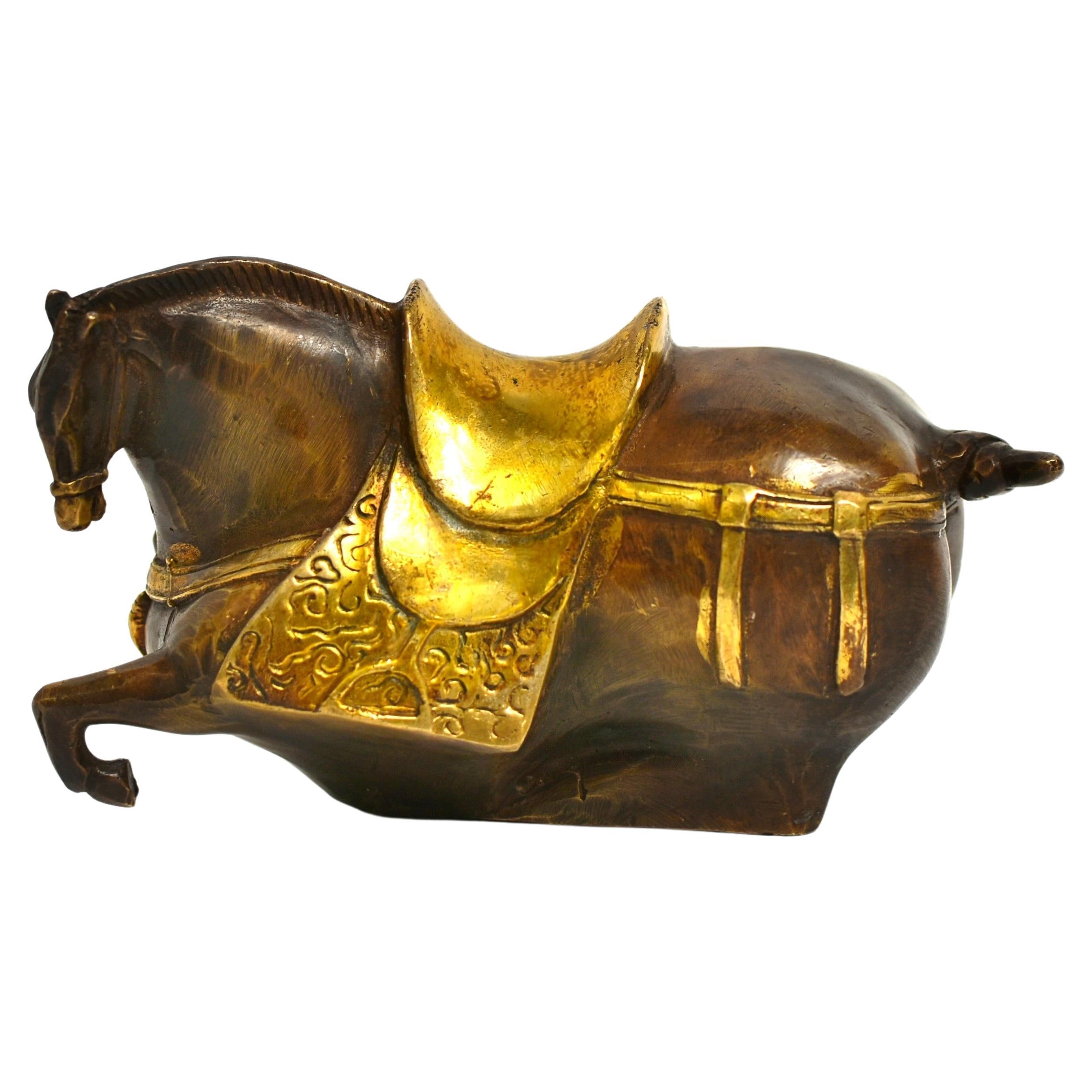 Cheval couché en bronze de style Han avec selle dorée