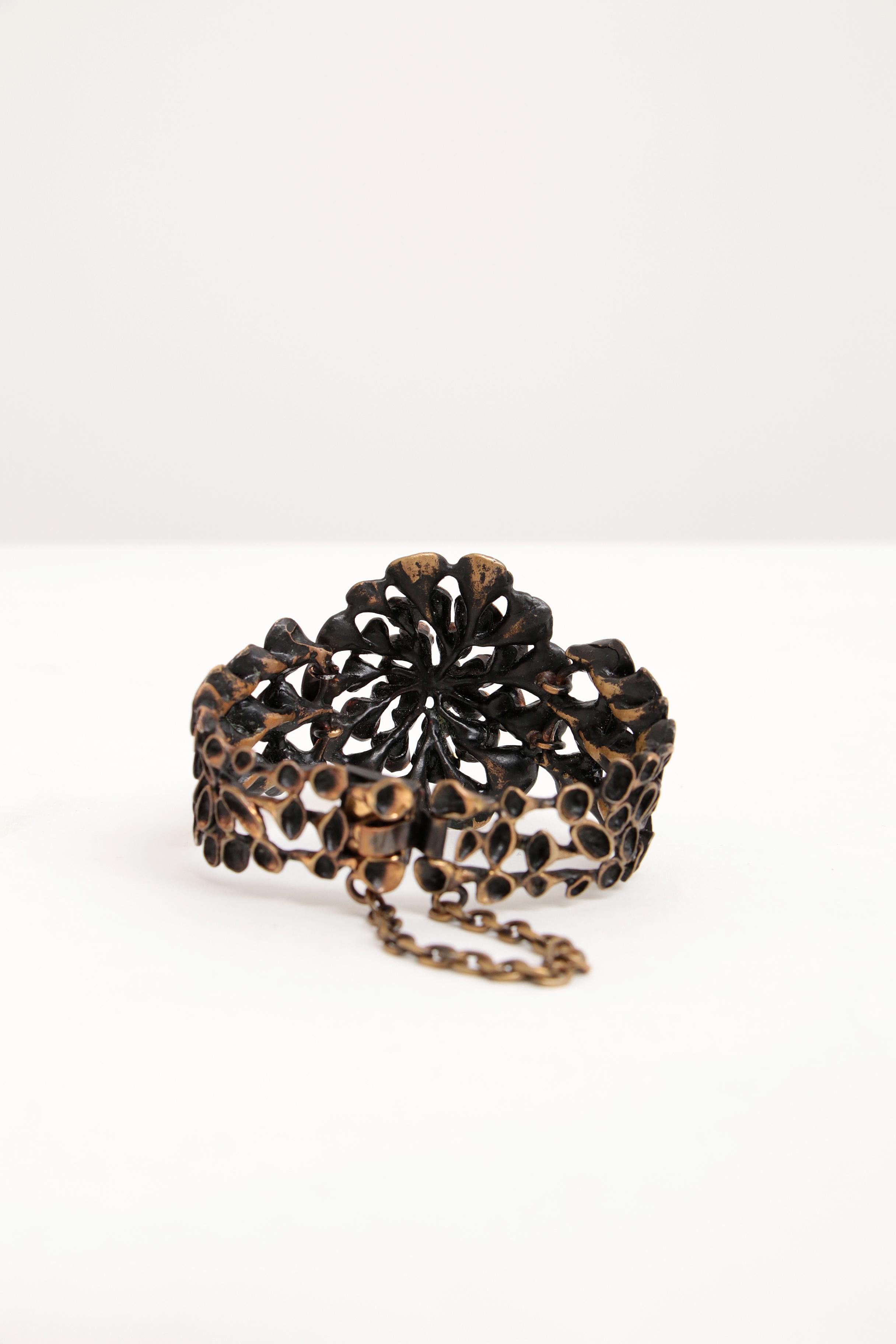 Beautiful large modernist bronze bracelet by the Finnish designer Hannu Ikonen with the typical cup moss or reindeer moss motif. This bracelet was made in the 1970s by the producer Valo-koru Oy. It is a very beautiful work of art

Inner size 5.8cm