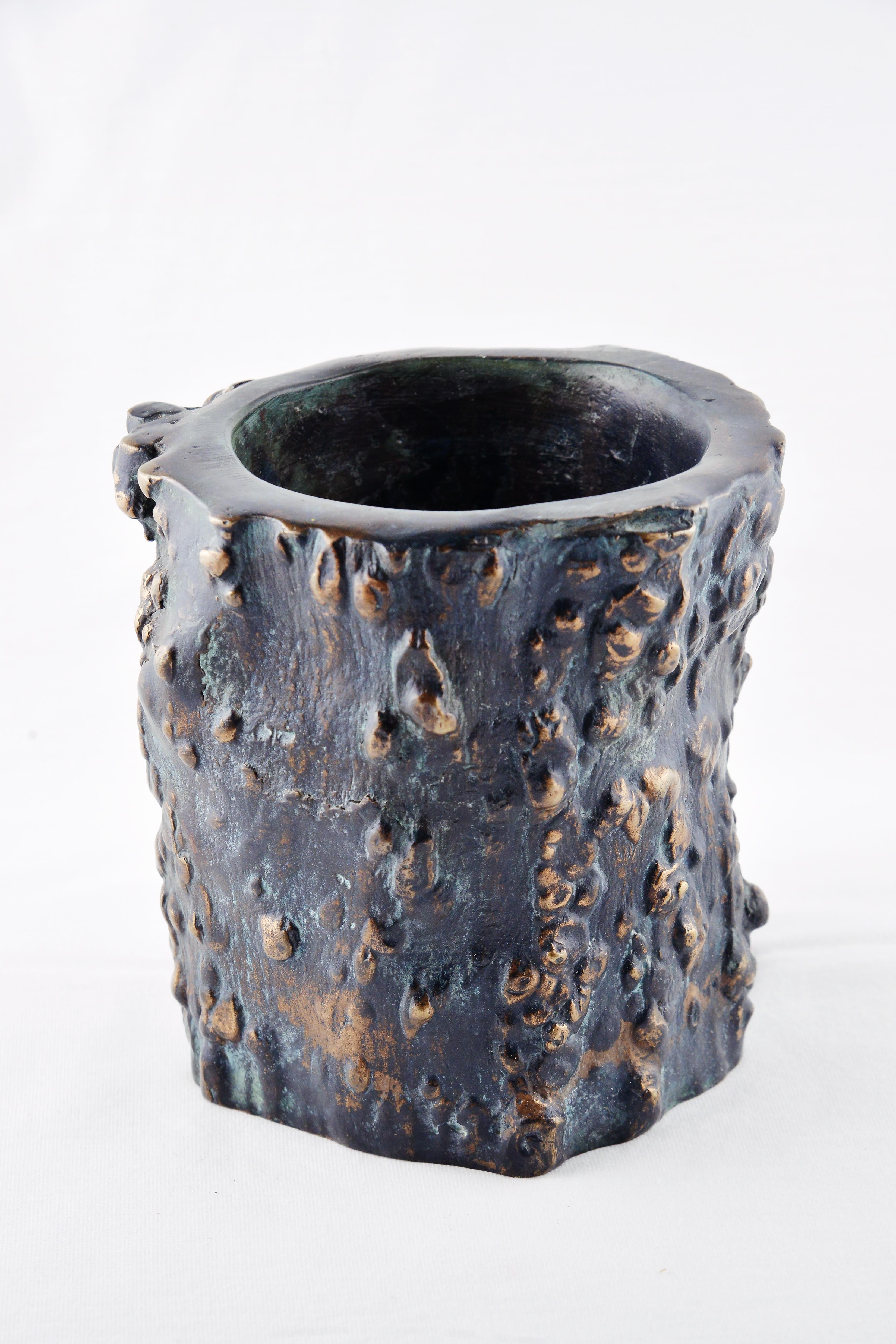 Bronze reproduction of a 17th Century Chinese Brush Pot by Armando Benato In New Condition For Sale In Bangkok, TH
