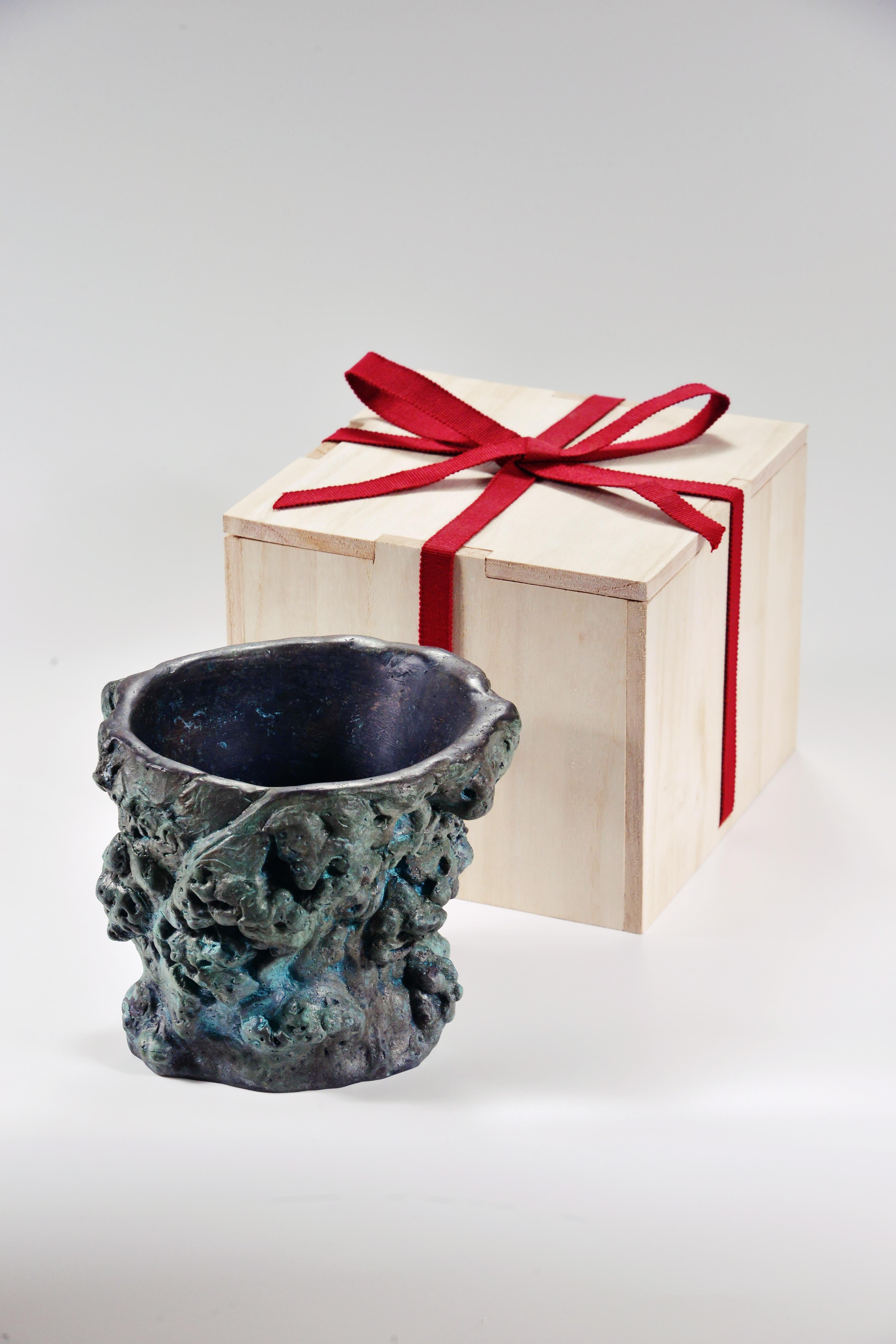 Bronze reproduction of a 17th Century Chinese Brush Pot by Armando Benato In New Condition For Sale In Bangkok, TH