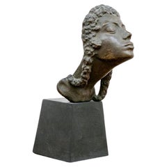 Sculpture d'un buste féminin en résine de bronze de Fritz Kormis