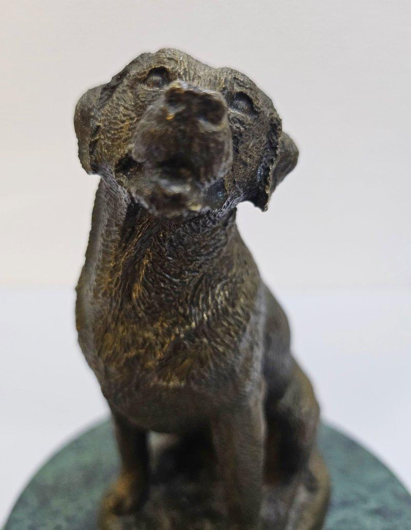 Bronze Retriever Hundeskulptur mit vom Künstler signiertem und nummeriertem Zertifikat auf der Unterseite der Basis. SCHLUSSVERKAUF
***ACHTUNG: UNSER 1ST DIBS SHOP SCHLIESST ENDE MAI***
Wir lieben bronzene Hundeskulpturen, und das Gesicht dieses