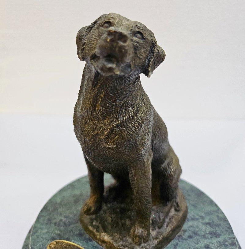 Bronze Reithund-Skulptur mit künstlerisch signiertem und nummeriertem Zertifikat, beigefügt (Moderne der Mitte des Jahrhunderts) im Angebot