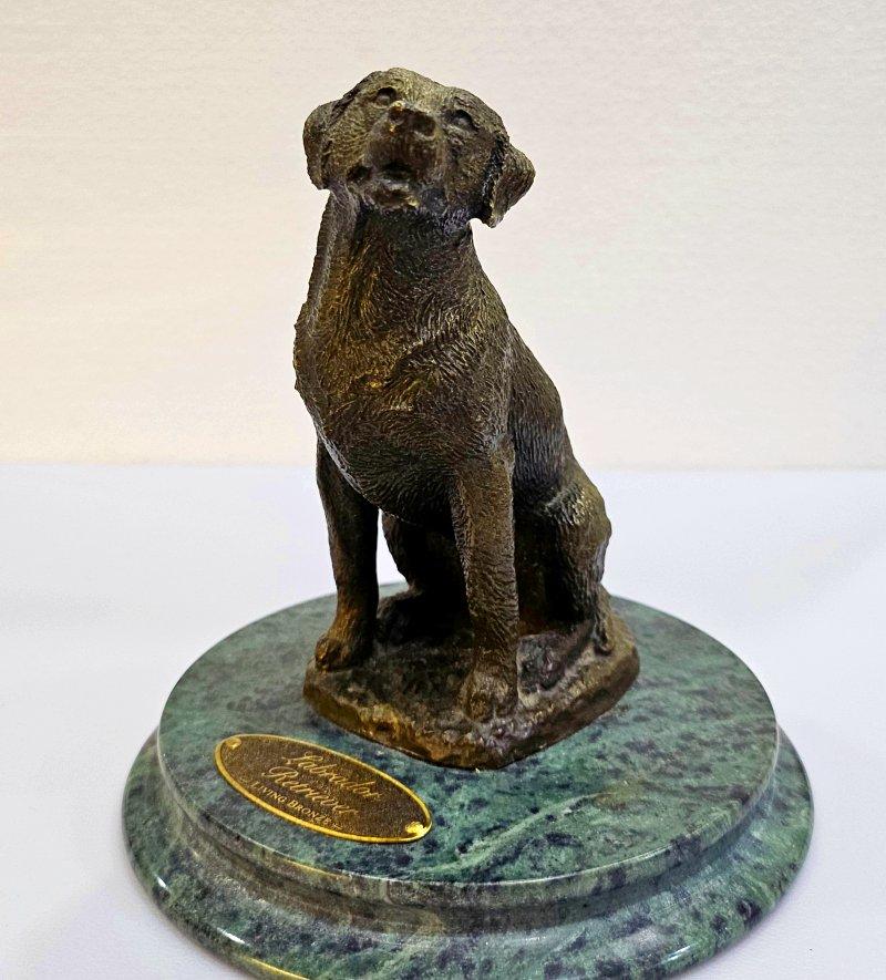 Bronze Reithund-Skulptur mit künstlerisch signiertem und nummeriertem Zertifikat, beigefügt (Gegossen) im Angebot