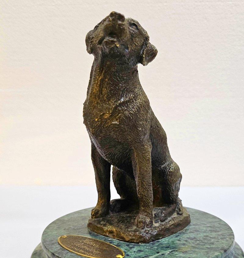 Bronze Reithund-Skulptur mit künstlerisch signiertem und nummeriertem Zertifikat, beigefügt im Zustand „Gut“ im Angebot in Warrenton, OR