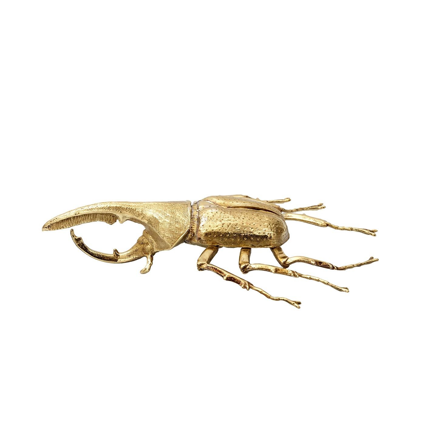 Entièrement ciselé à la main dans du bronze, le presse-papiers en forme de scarabée rhinocéros est à la fois excentrique et intemporel. Parfaite pour un bureau traditionnel, cette pièce assure à la fois l'ordre et l'amusement. La pièce peut