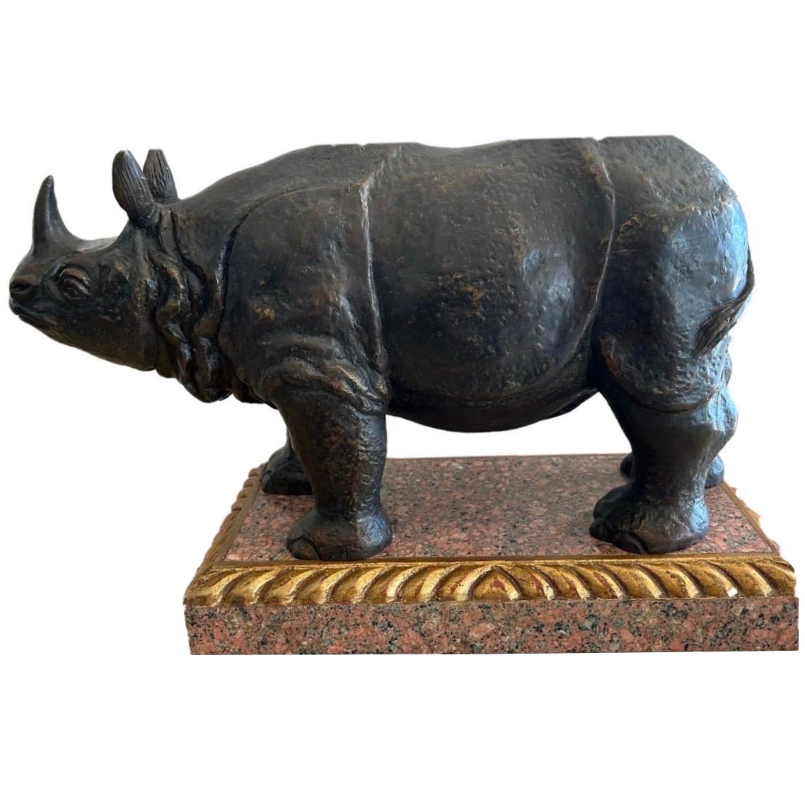 Rhinocéros en bronze de Theodore Alexander sur un socle en granit de style rococo