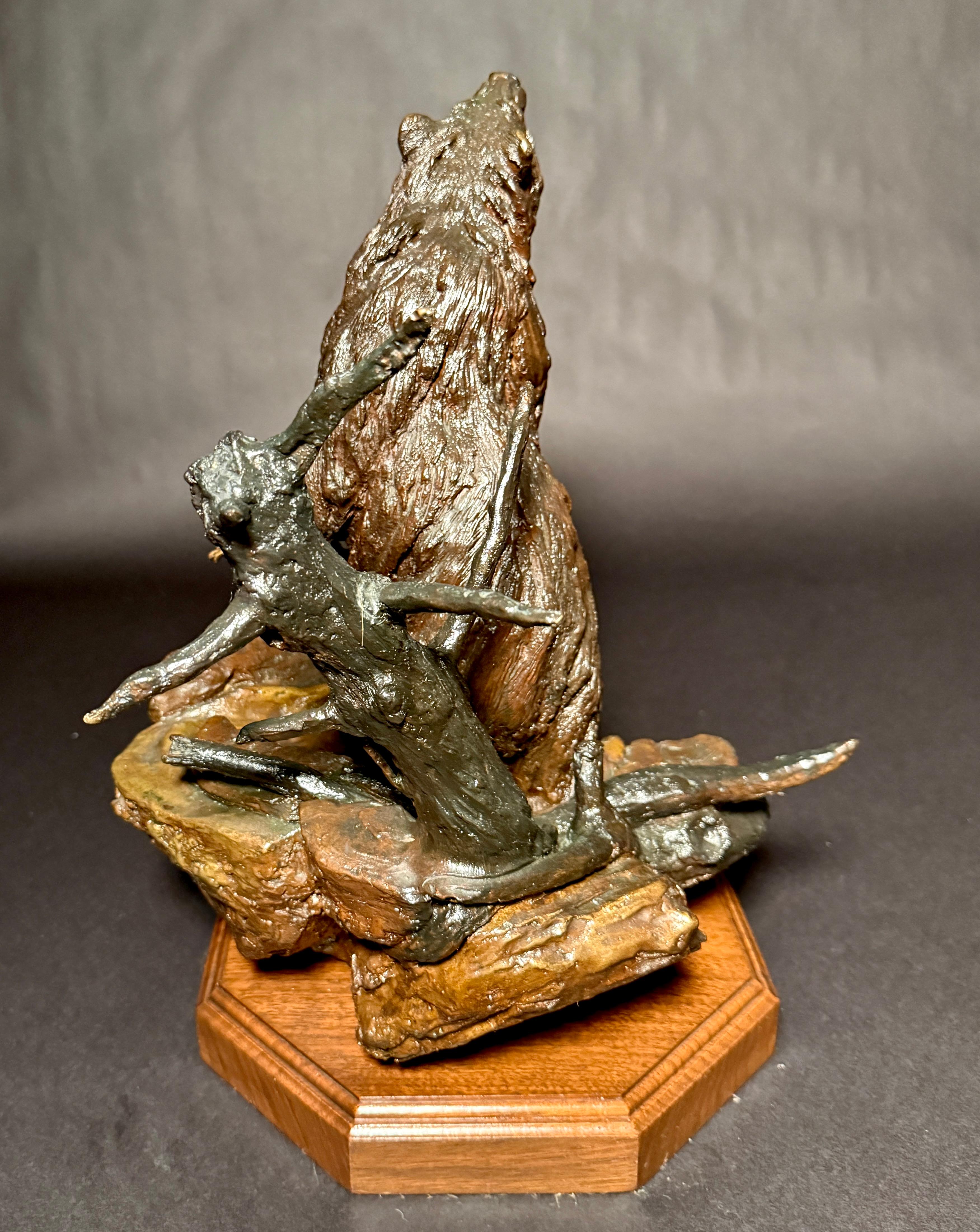 Americano Orso ruggente in bronzo di Wally Shoop 