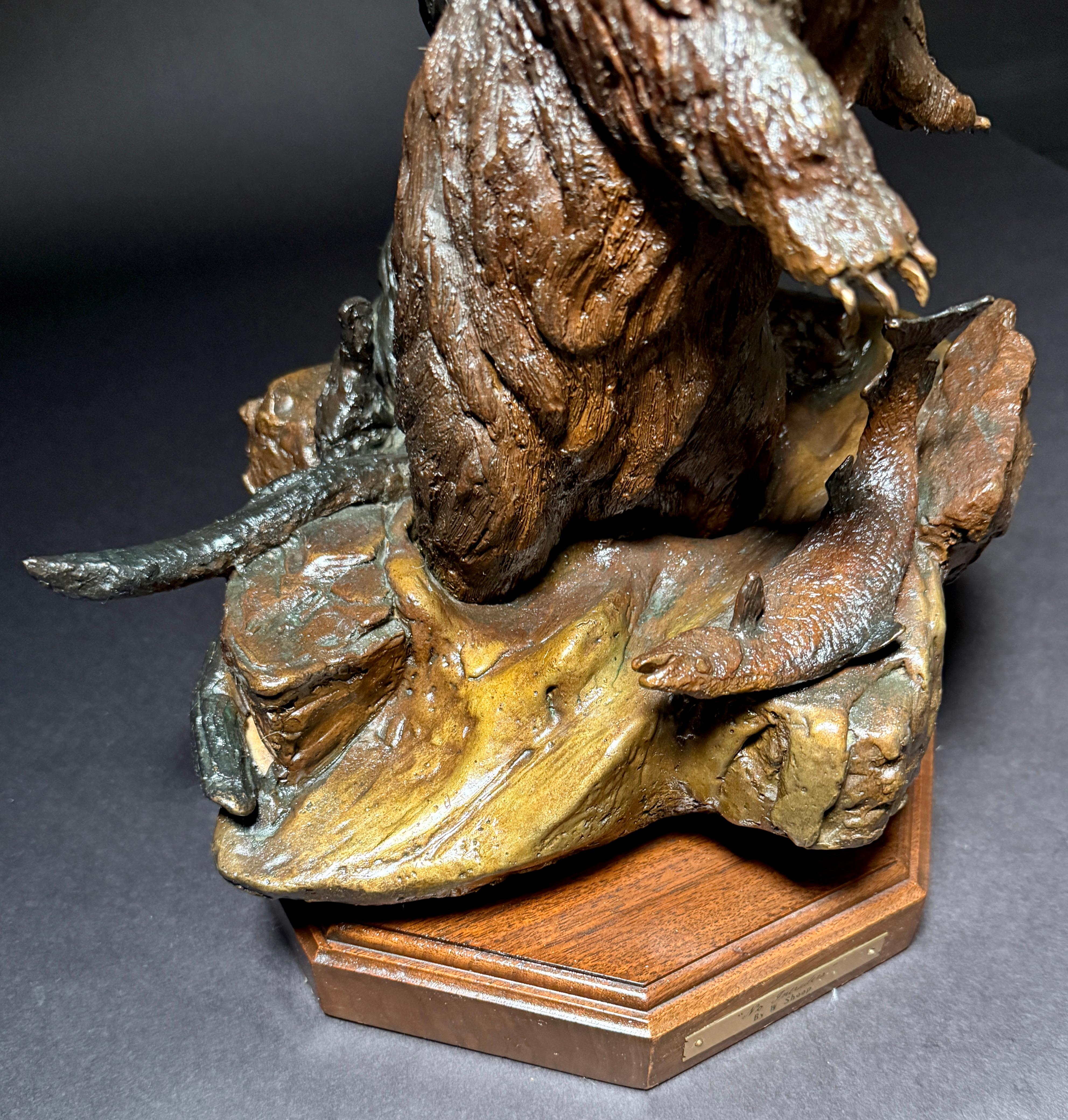 Orso ruggente in bronzo di Wally Shoop 