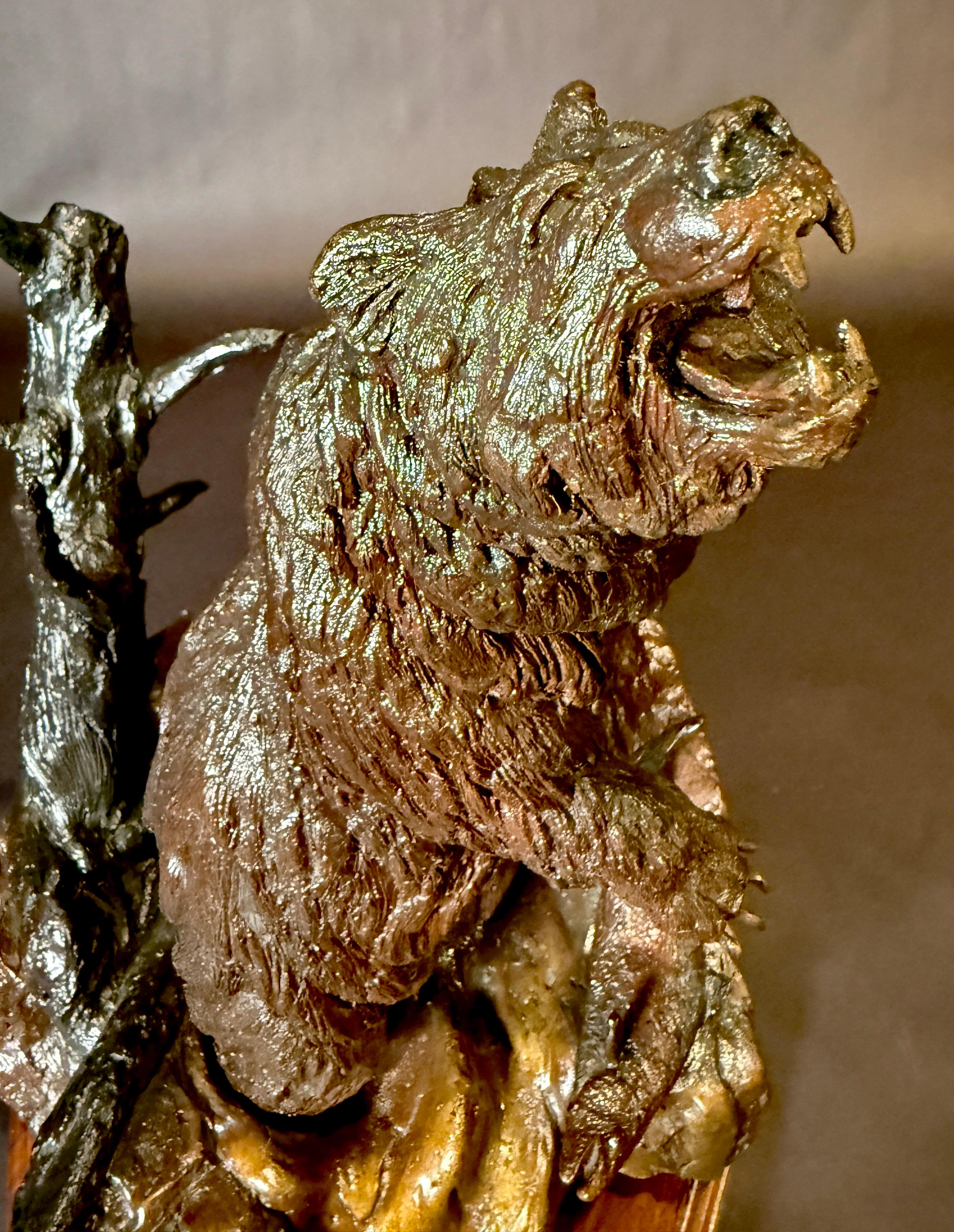 Bronzo Orso ruggente in bronzo di Wally Shoop 