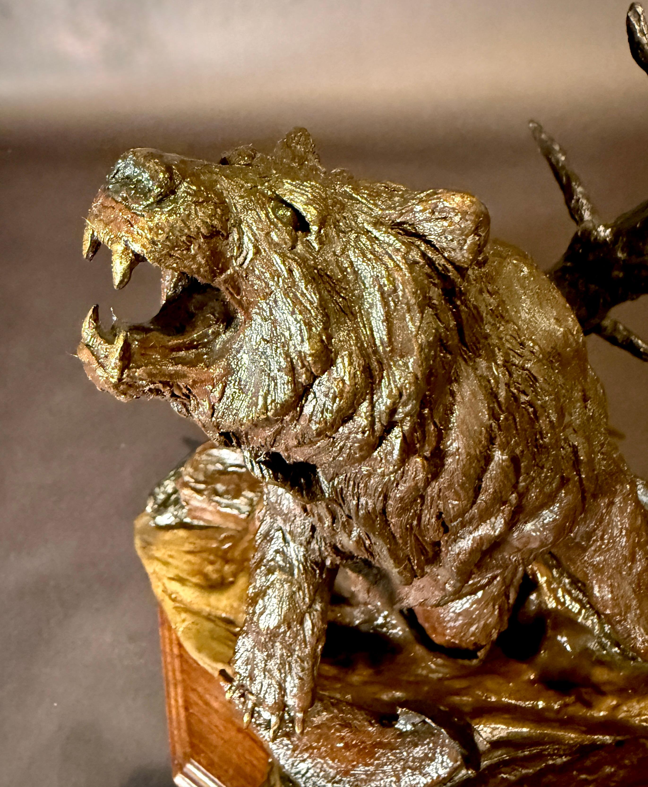 Orso ruggente in bronzo di Wally Shoop 