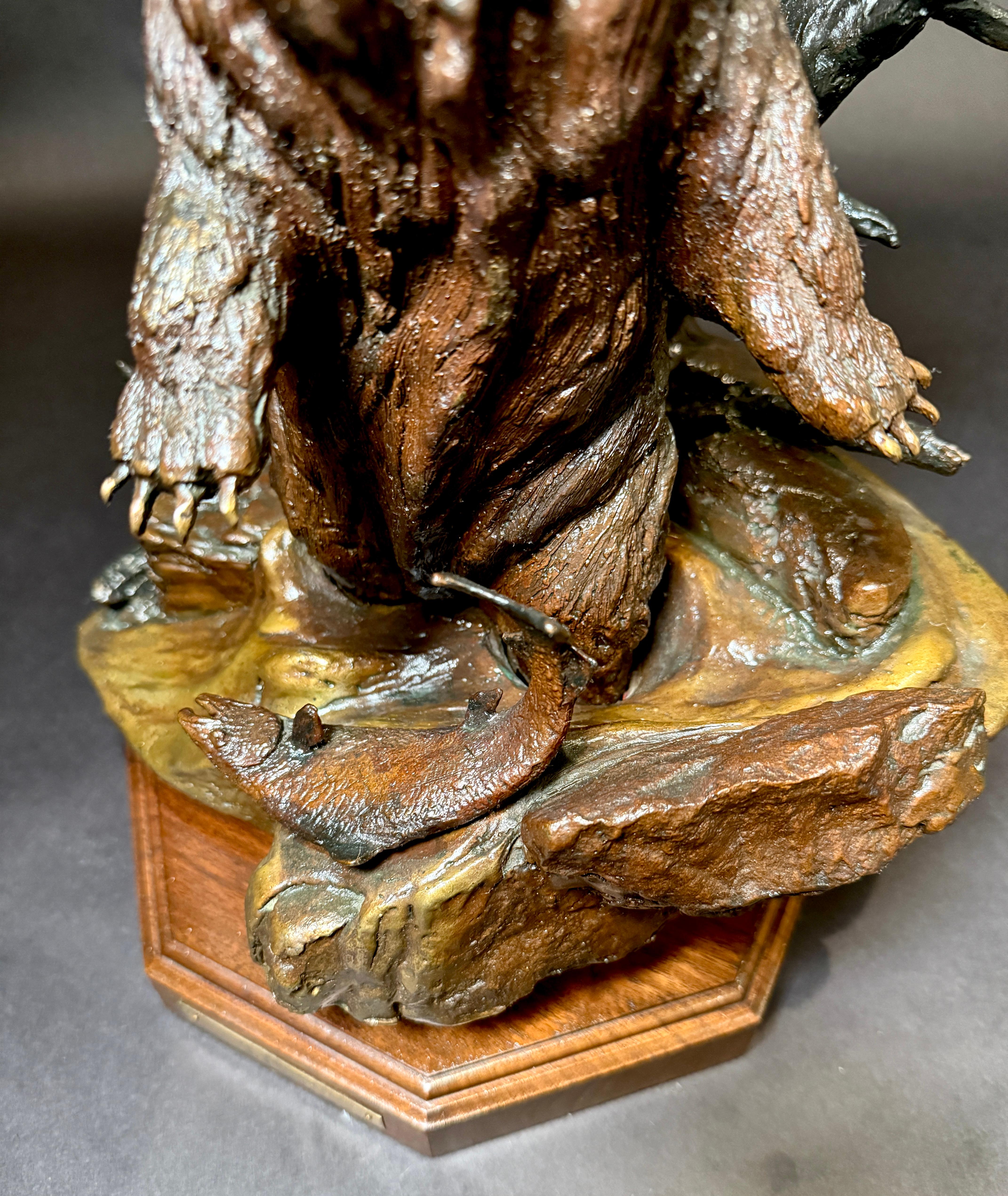 Orso ruggente in bronzo di Wally Shoop 