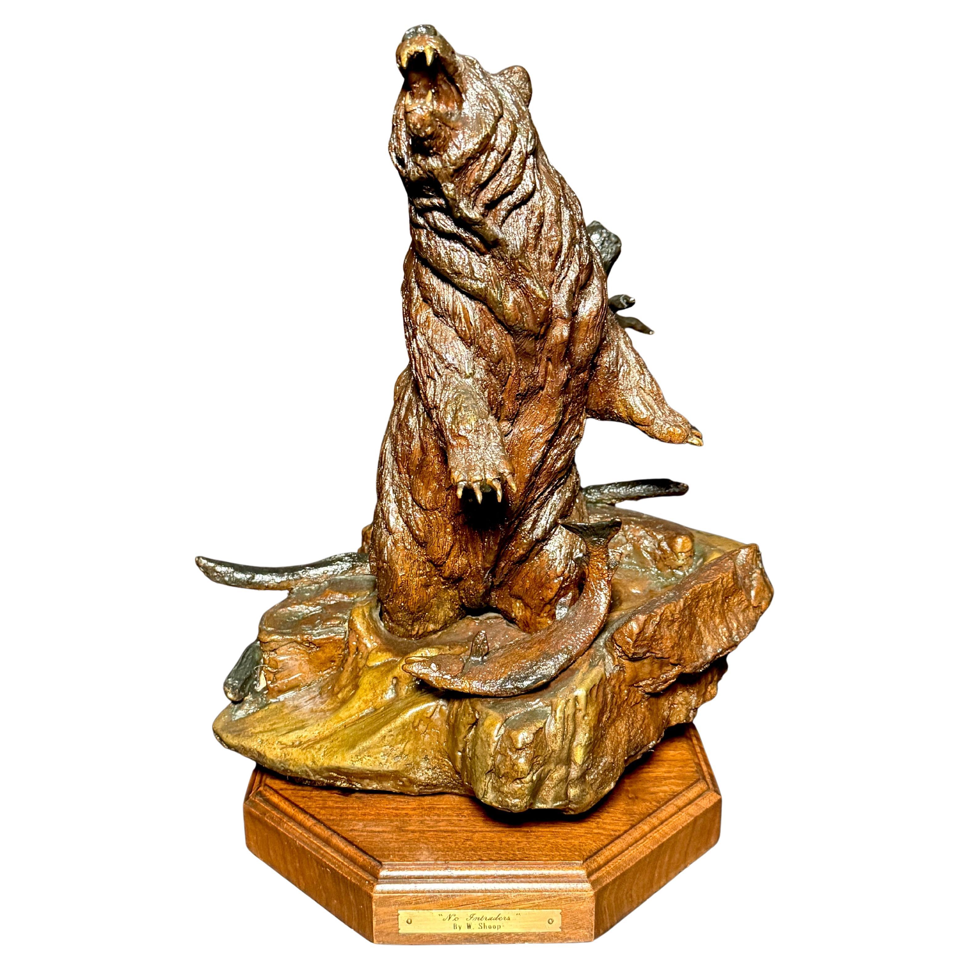 Orso ruggente in bronzo di Wally Shoop "No Intruders" Scultura della fauna occidentale in vendita