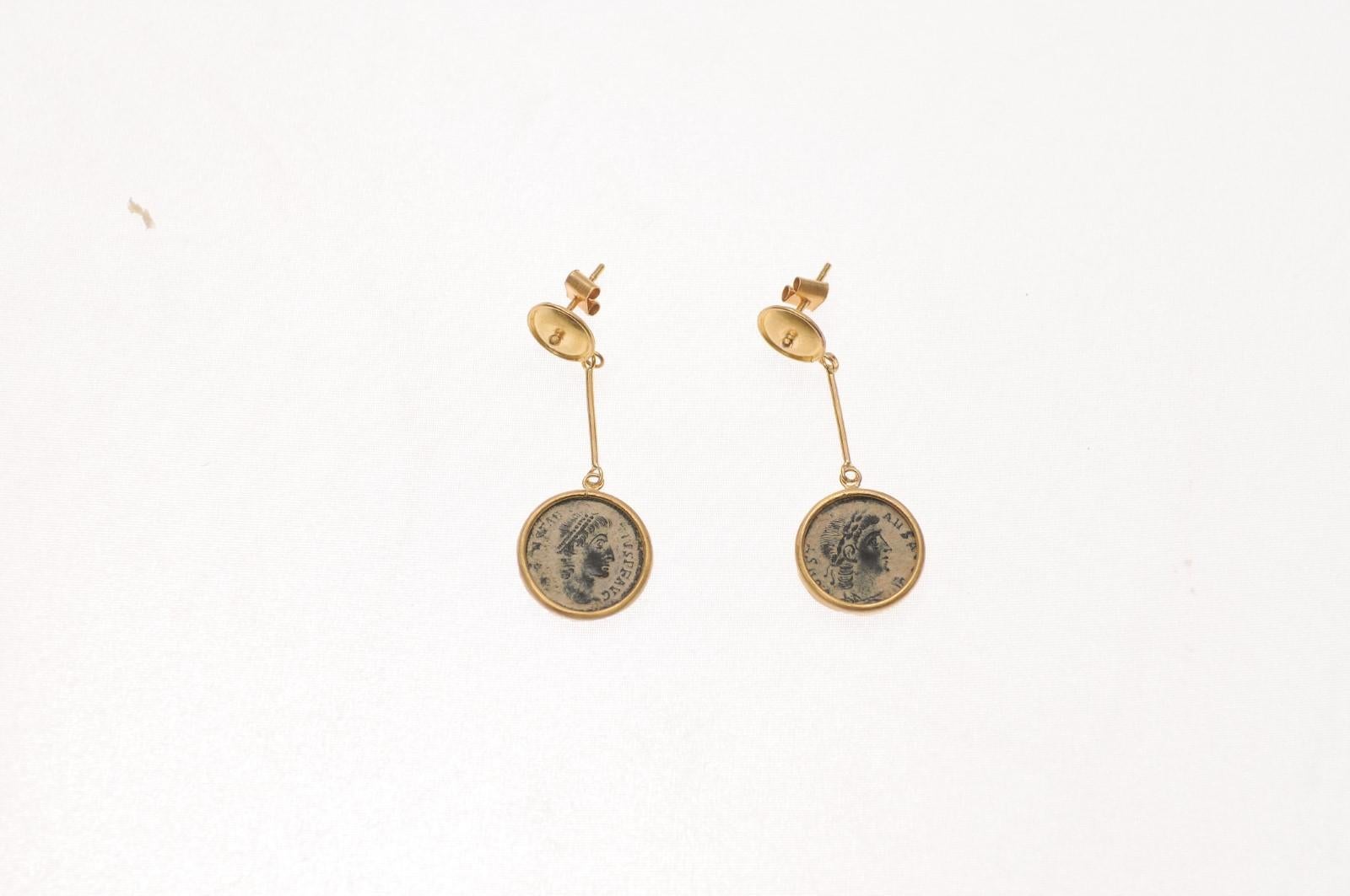 Pièces de monnaie romaines en bronze comme boucles d'oreilles avec de l'or 21K en vente 6