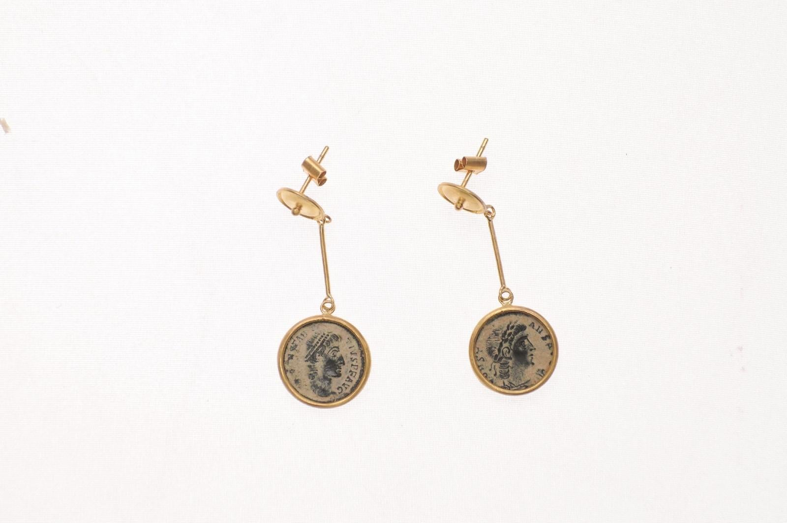 Pièces de monnaie romaines en bronze comme boucles d'oreilles avec de l'or 21K en vente 7
