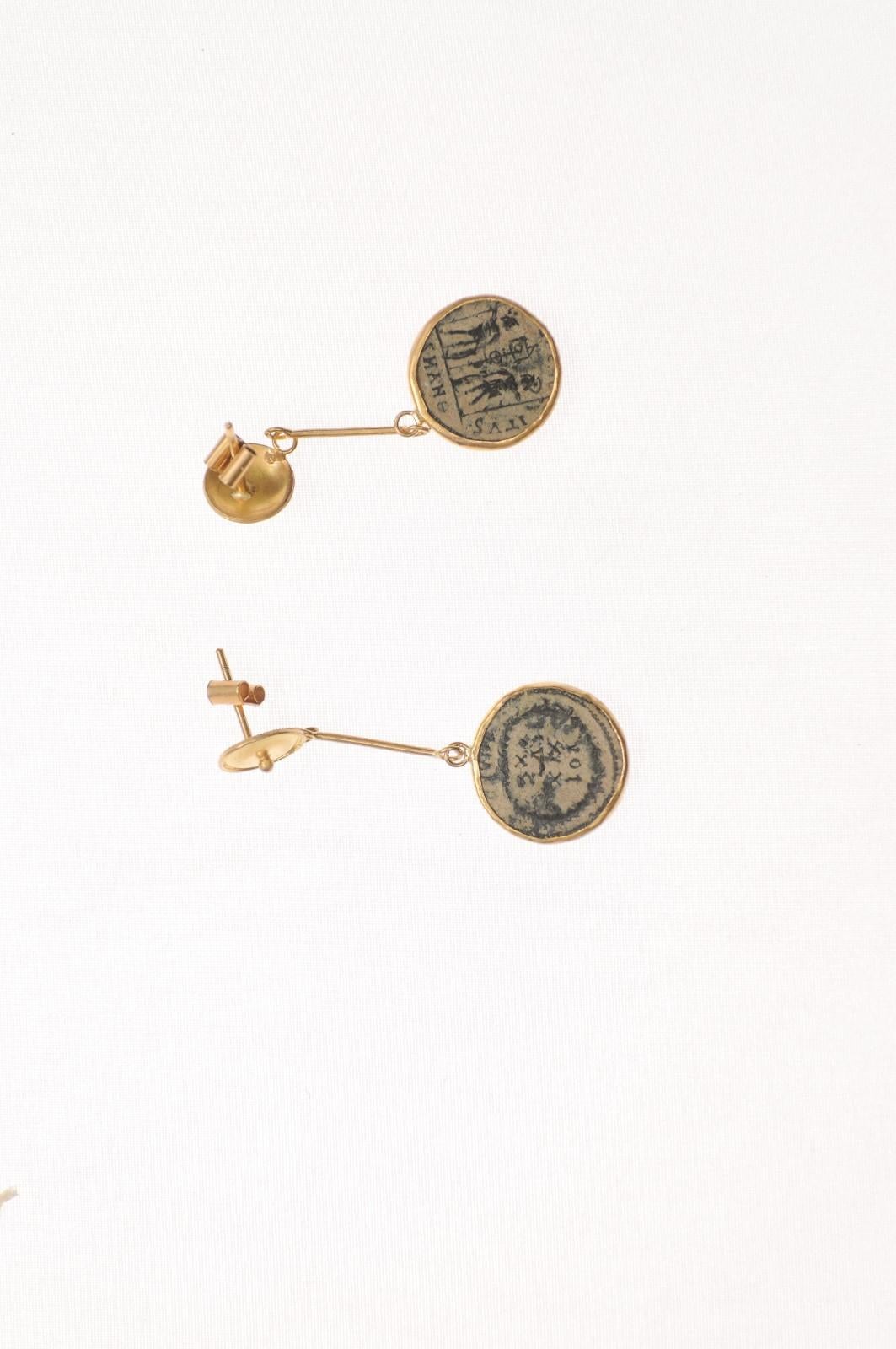 Pièces de monnaie romaines en bronze comme boucles d'oreilles avec de l'or 21K en vente 8