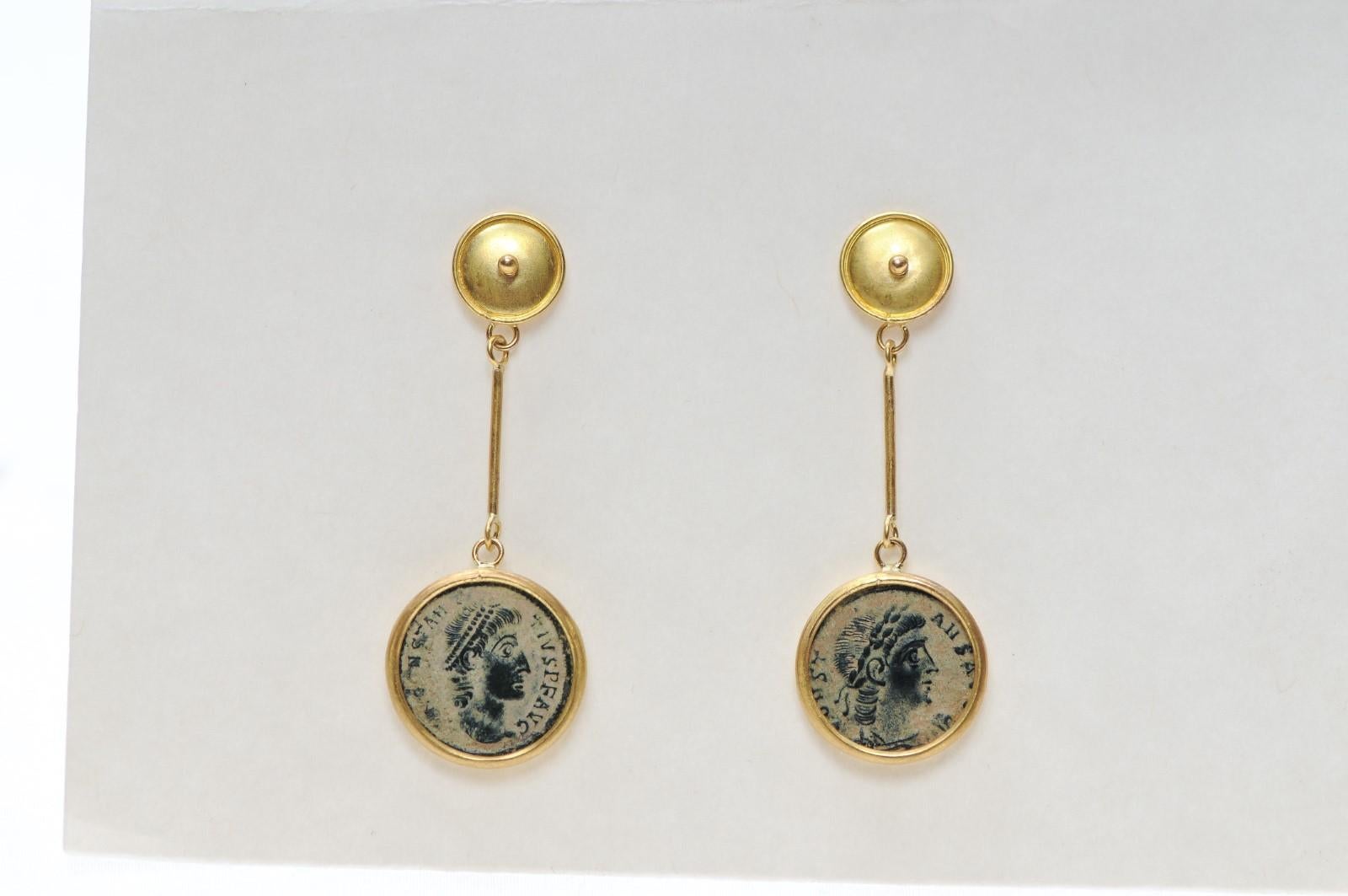 De délicates pièces de bronze de l'ancien Empire romain sont suspendues à des poteaux robustes et ornées de 21 carats.  accents. Une merveilleuse patine témoigne de l'ancienneté de ces belles pièces au style d'inspiration étrusque. Le bronze est