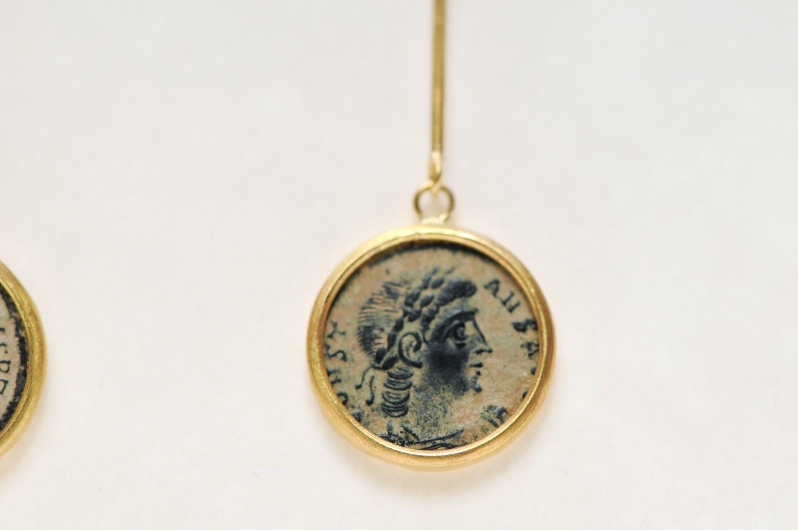 Pièces de monnaie romaines en bronze comme boucles d'oreilles avec de l'or 21K en vente 1