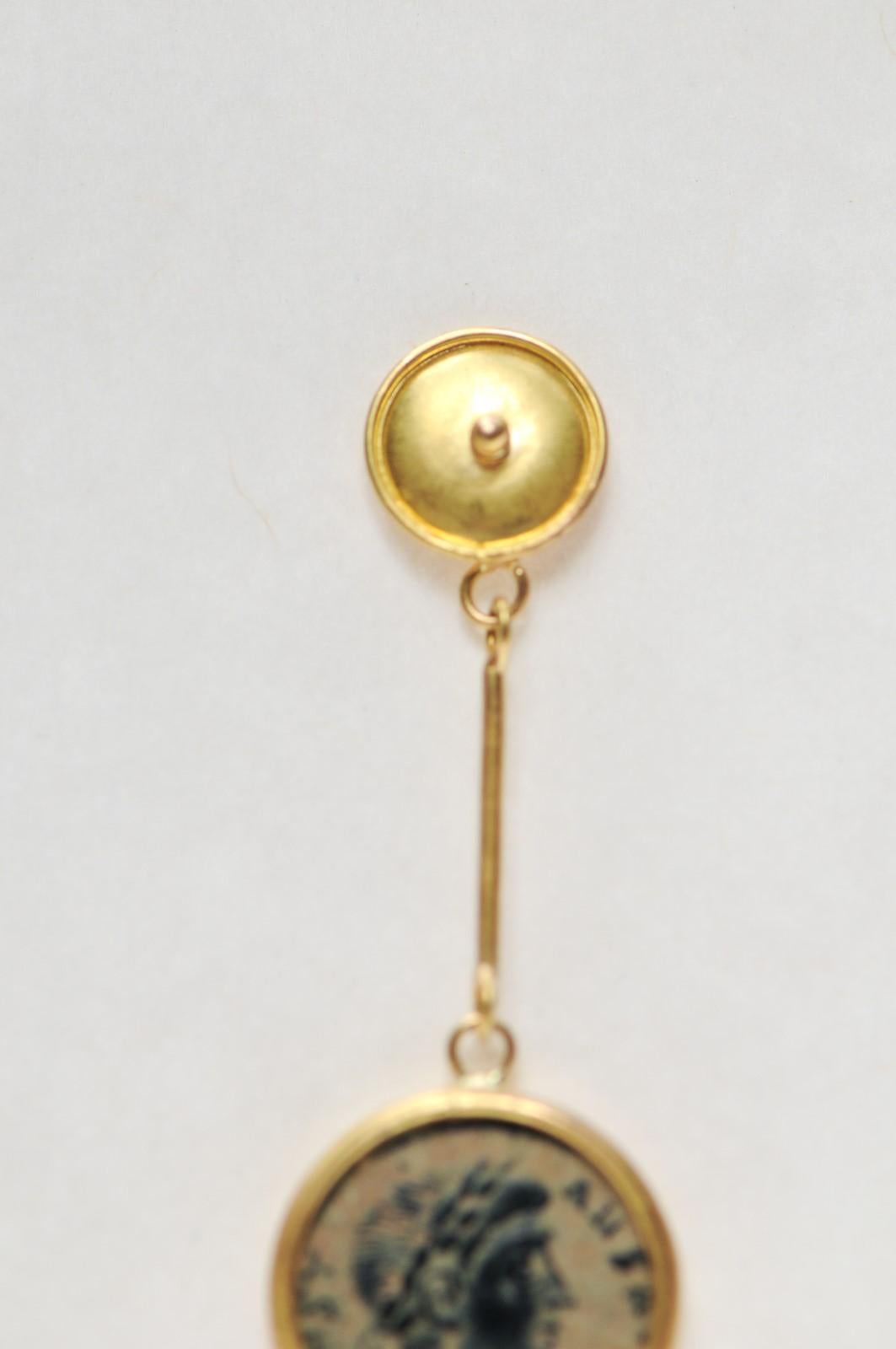 Pièces de monnaie romaines en bronze comme boucles d'oreilles avec de l'or 21K en vente 2