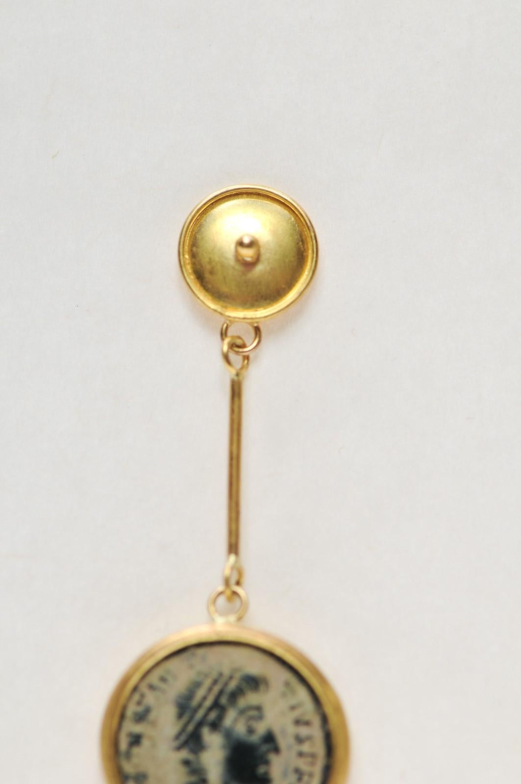 Pièces de monnaie romaines en bronze comme boucles d'oreilles avec de l'or 21K en vente 3