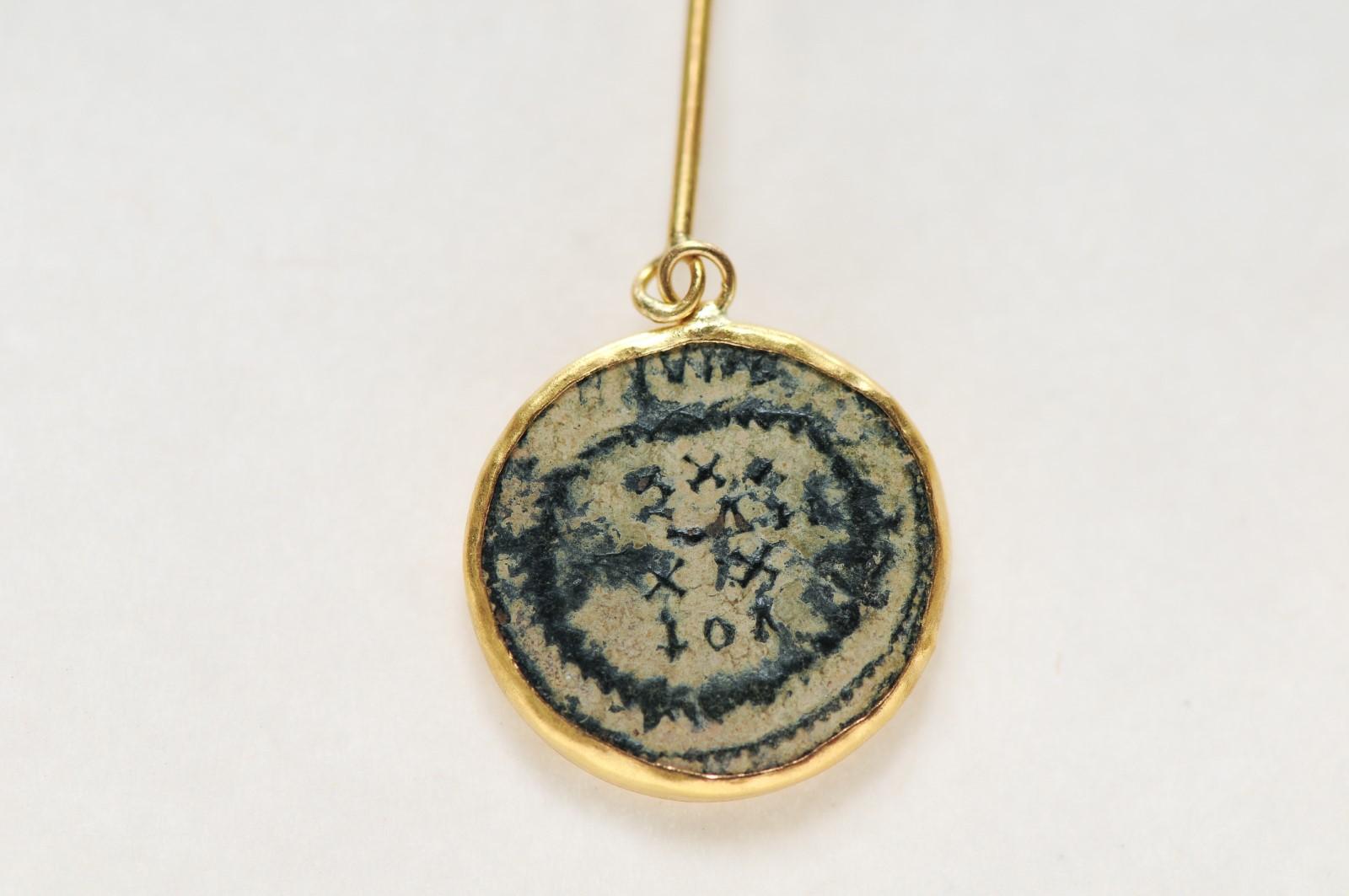 Pièces de monnaie romaines en bronze comme boucles d'oreilles avec de l'or 21K en vente 4