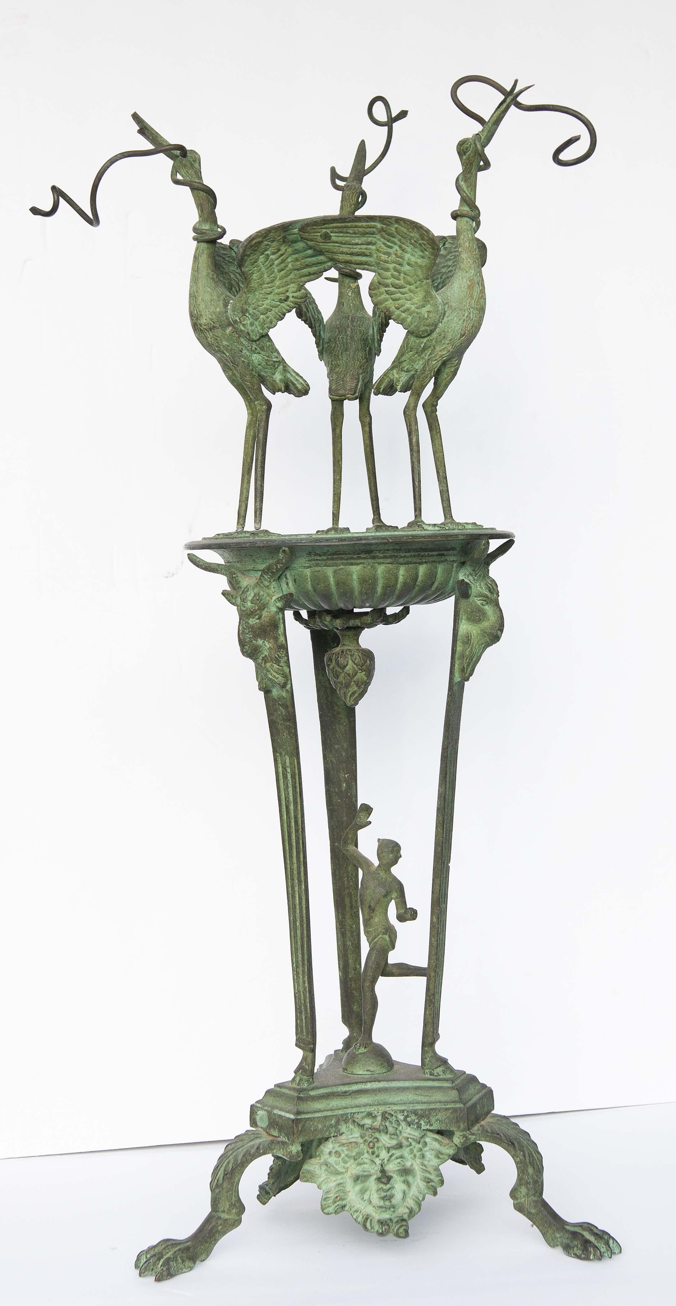 Römische Öllampe aus Grünspanbronze. Fliegende Kräne mit laufendem Quecksilber. Nach dem in Pompeji gefundenen Original. An diesem Lampensockel hingen ursprünglich kleine Öllampen am Schnabel des Kranichs. Grand Tour des 19.