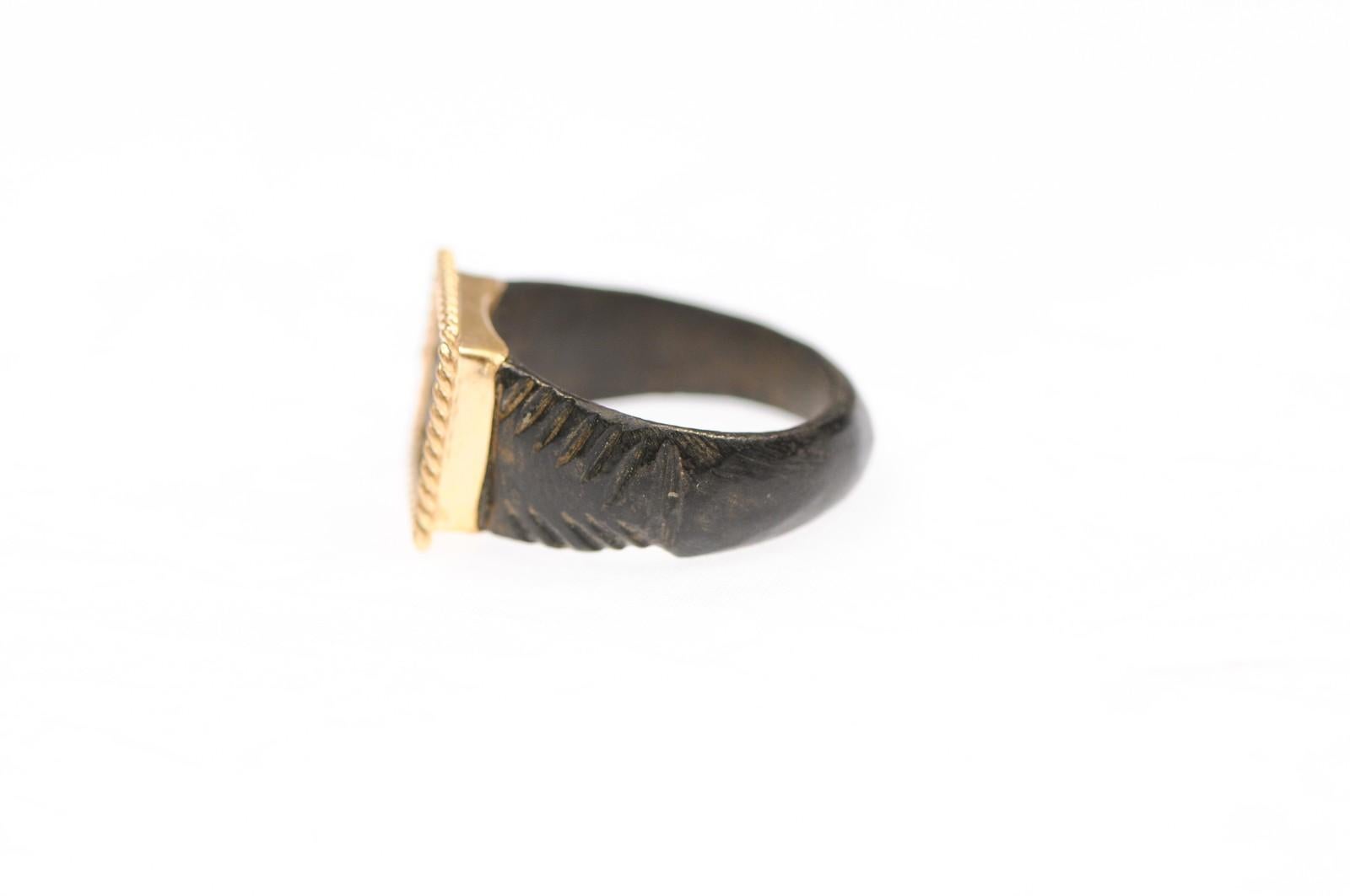 Anello romano in bronzo con inserti in K.K. in vendita 7