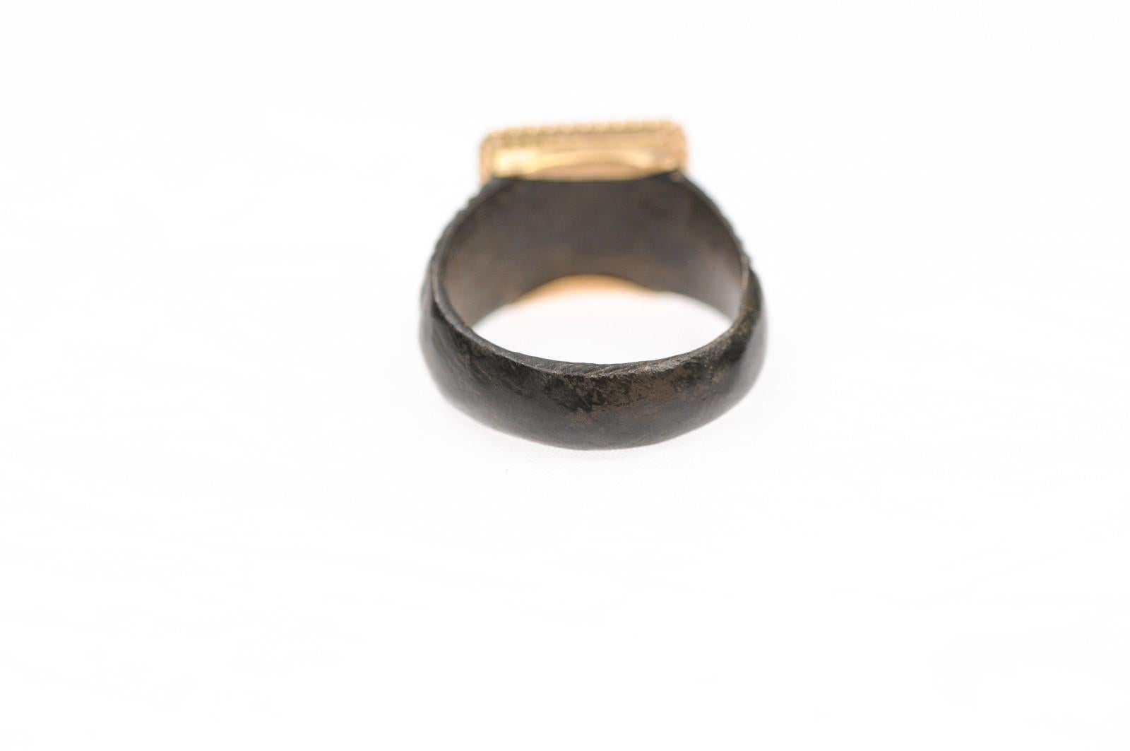 Romano classico Anello romano in bronzo con inserti in K.K. in vendita