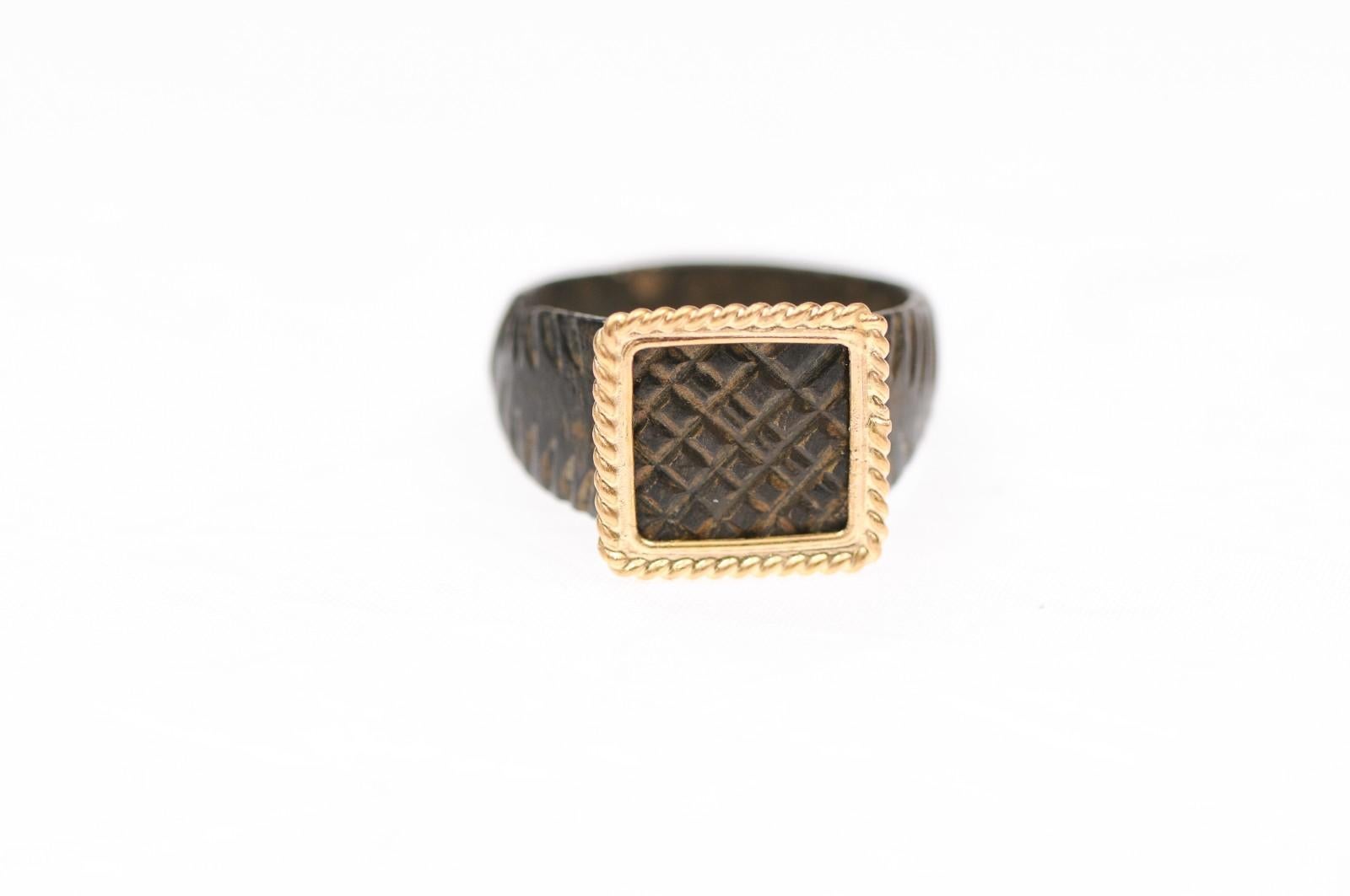 Anello romano in bronzo con inserti in K.K. In condizioni ottime in vendita a Atlanta, GA