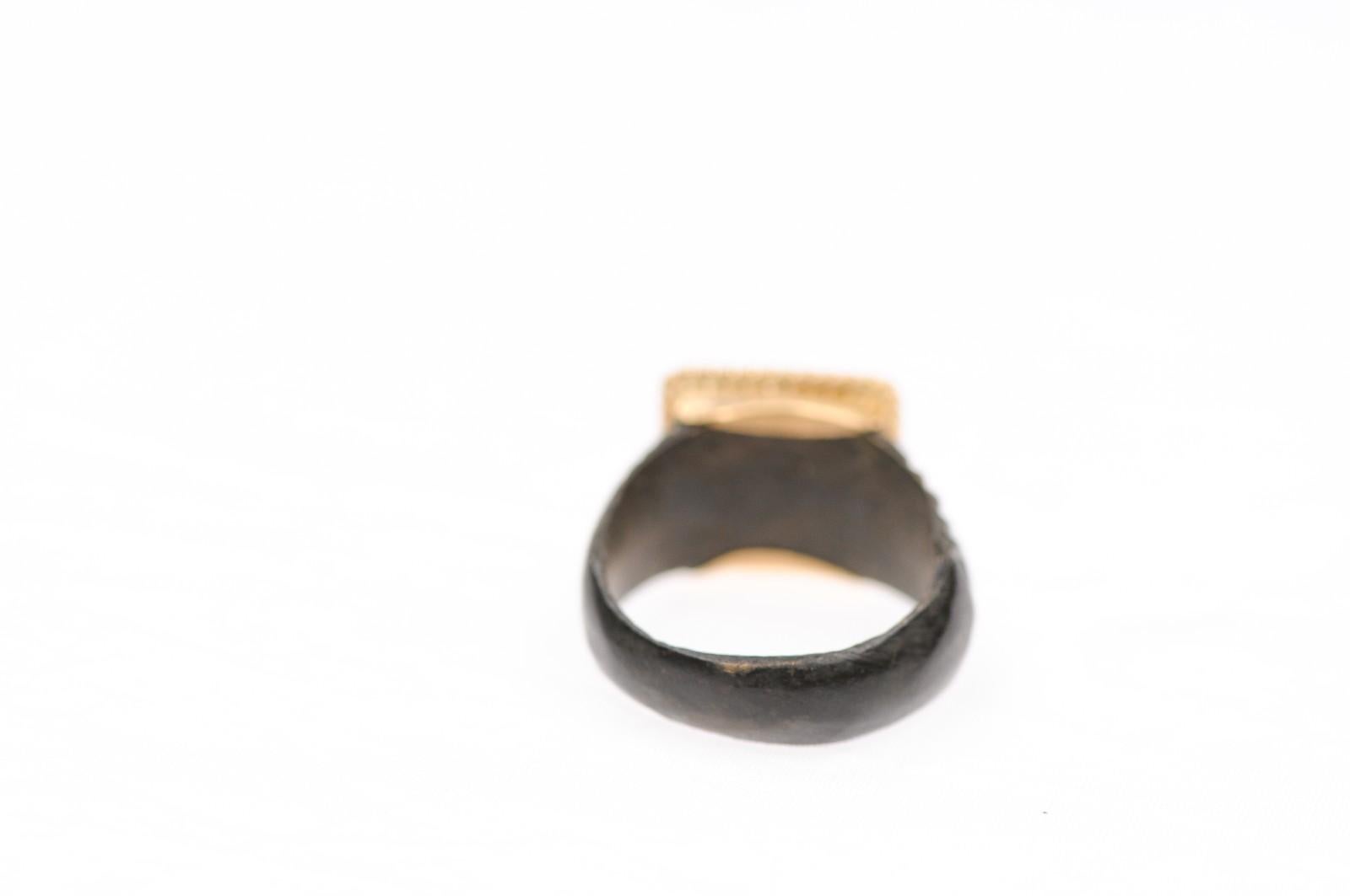Anello romano in bronzo con inserti in K.K. in vendita 1