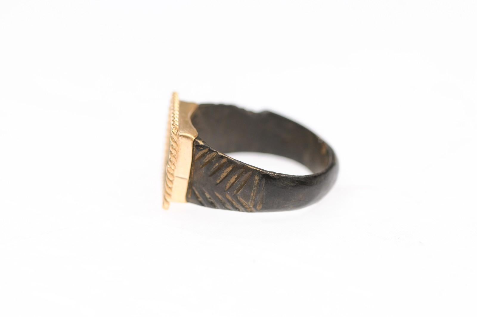 Anello romano in bronzo con inserti in K.K. in vendita 2