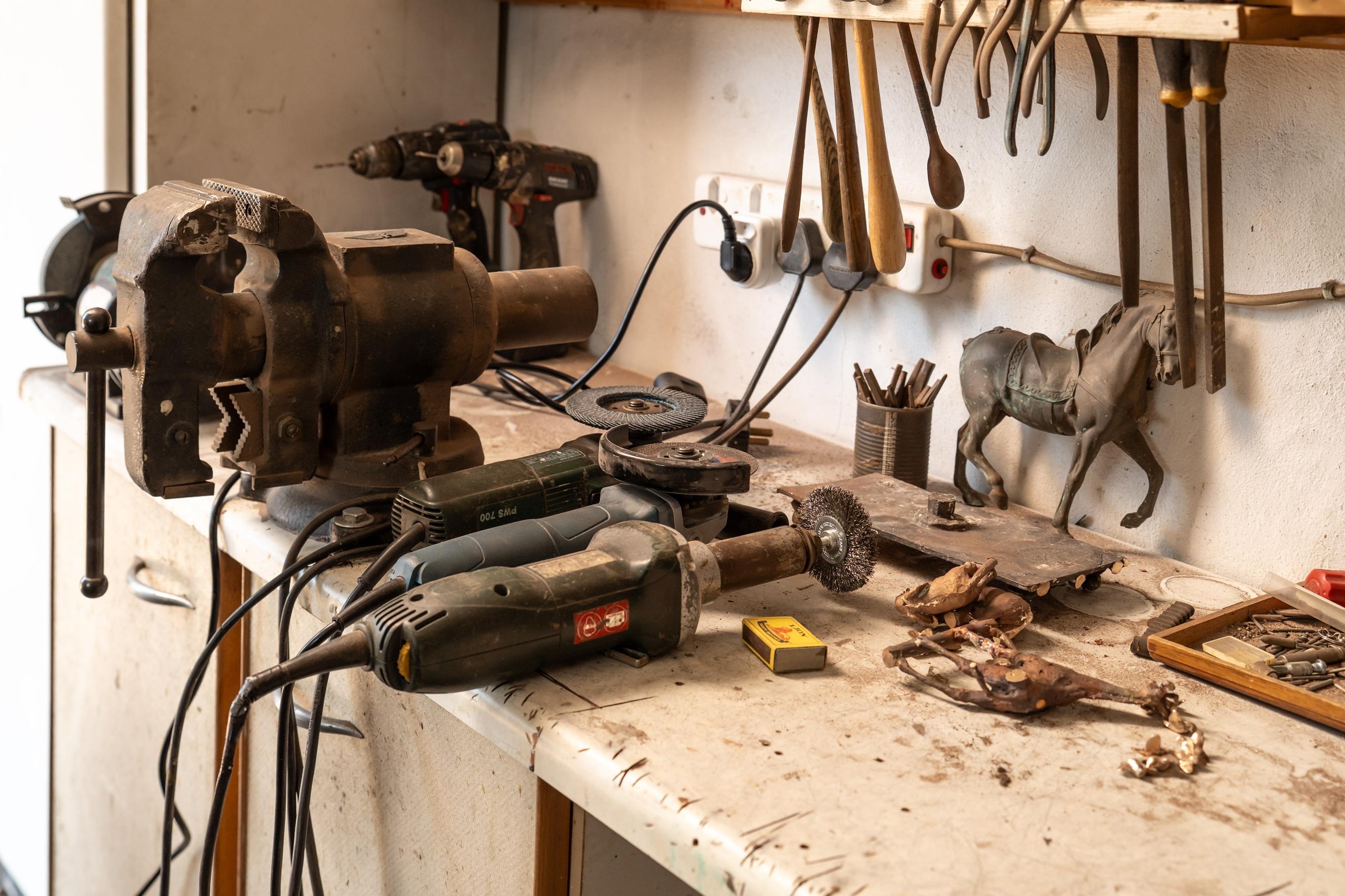 Busto di antilope di zibellino in bronzo - Scultura di antilope africana in vendita 2