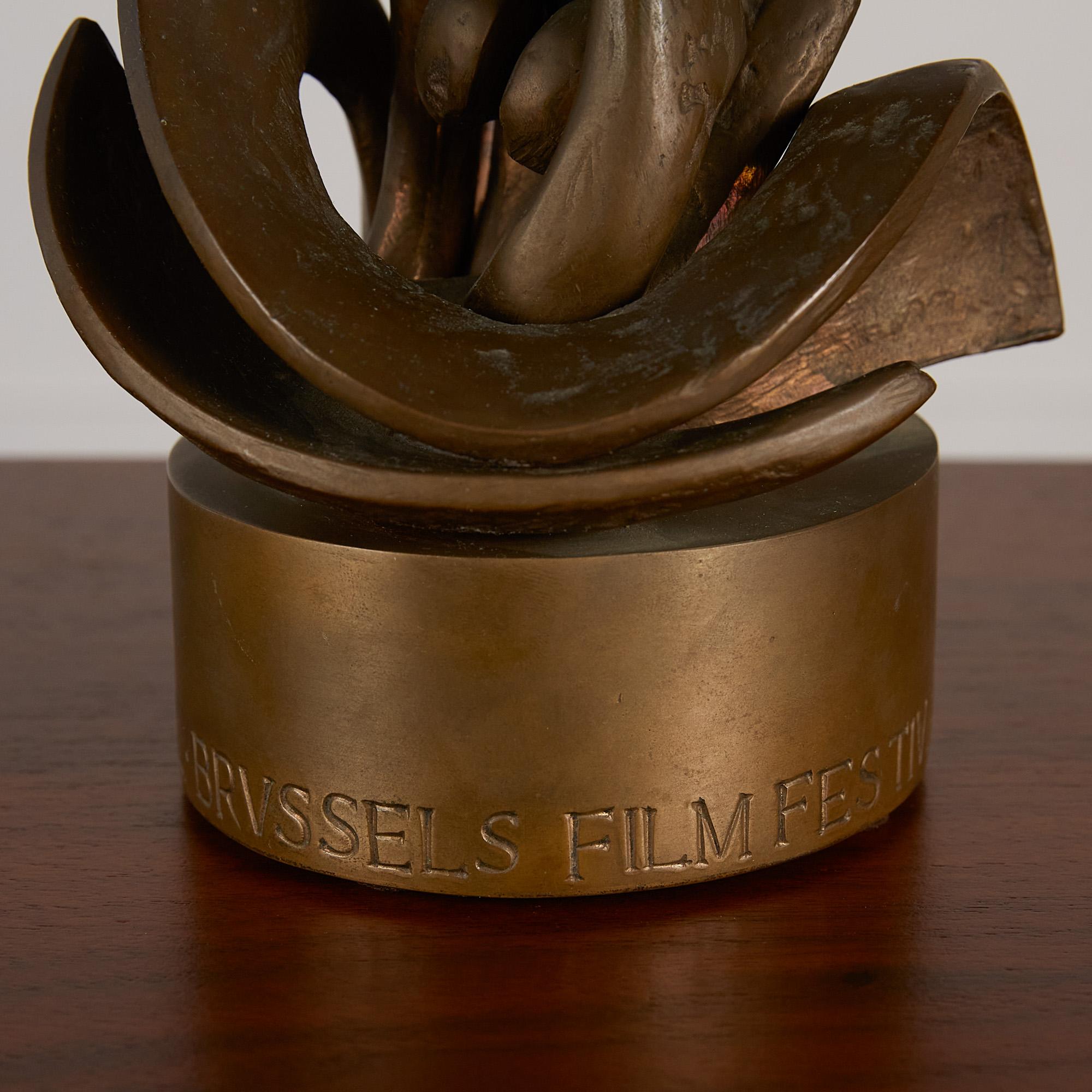 Una scultura in bronzo ad incastro di A. Michel dell'artista belga Olivier Strebelle. È stato creato come premio per il Festival del Cinema di Bruxelles e consegnato all'attrice classica di Hollywood, Ann Miller, intorno al 1950. Il premio reca