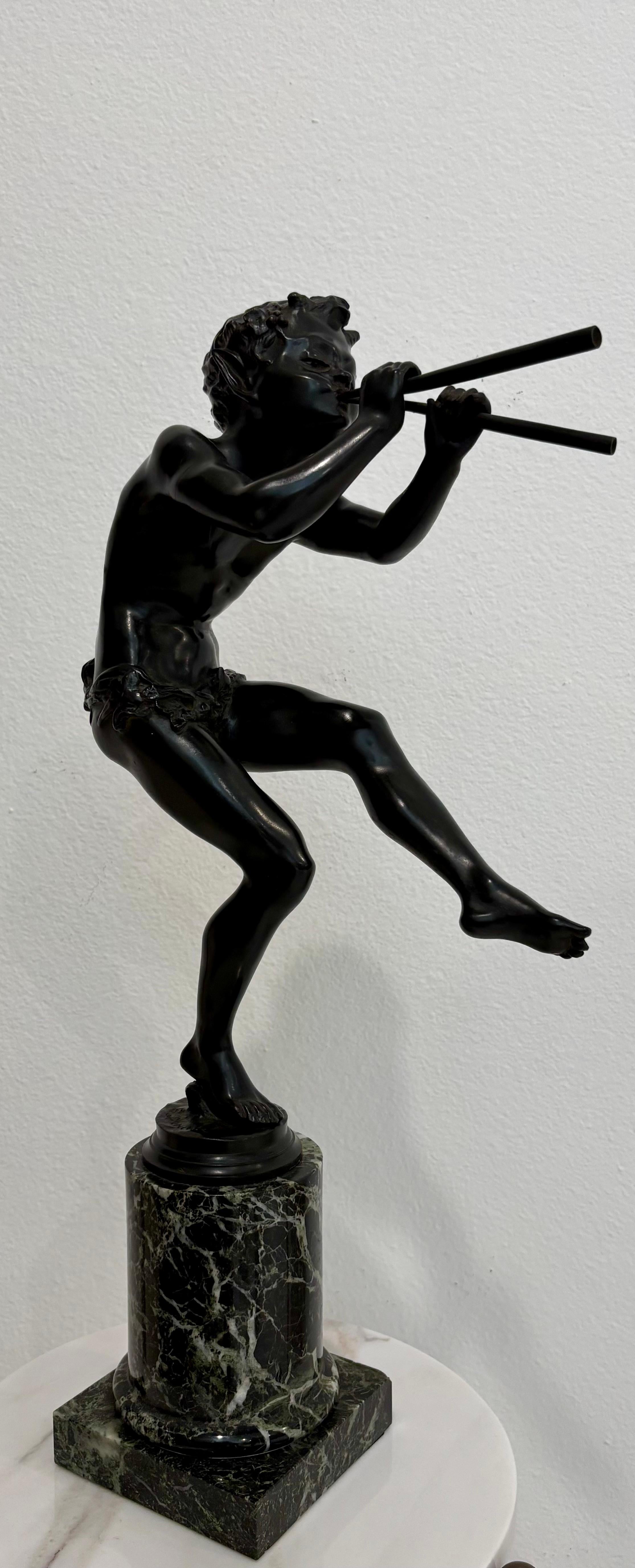 Belle Époque Scultura di satiro in bronzo su base di marmo di Edouard Drouot (1859-1949) in vendita