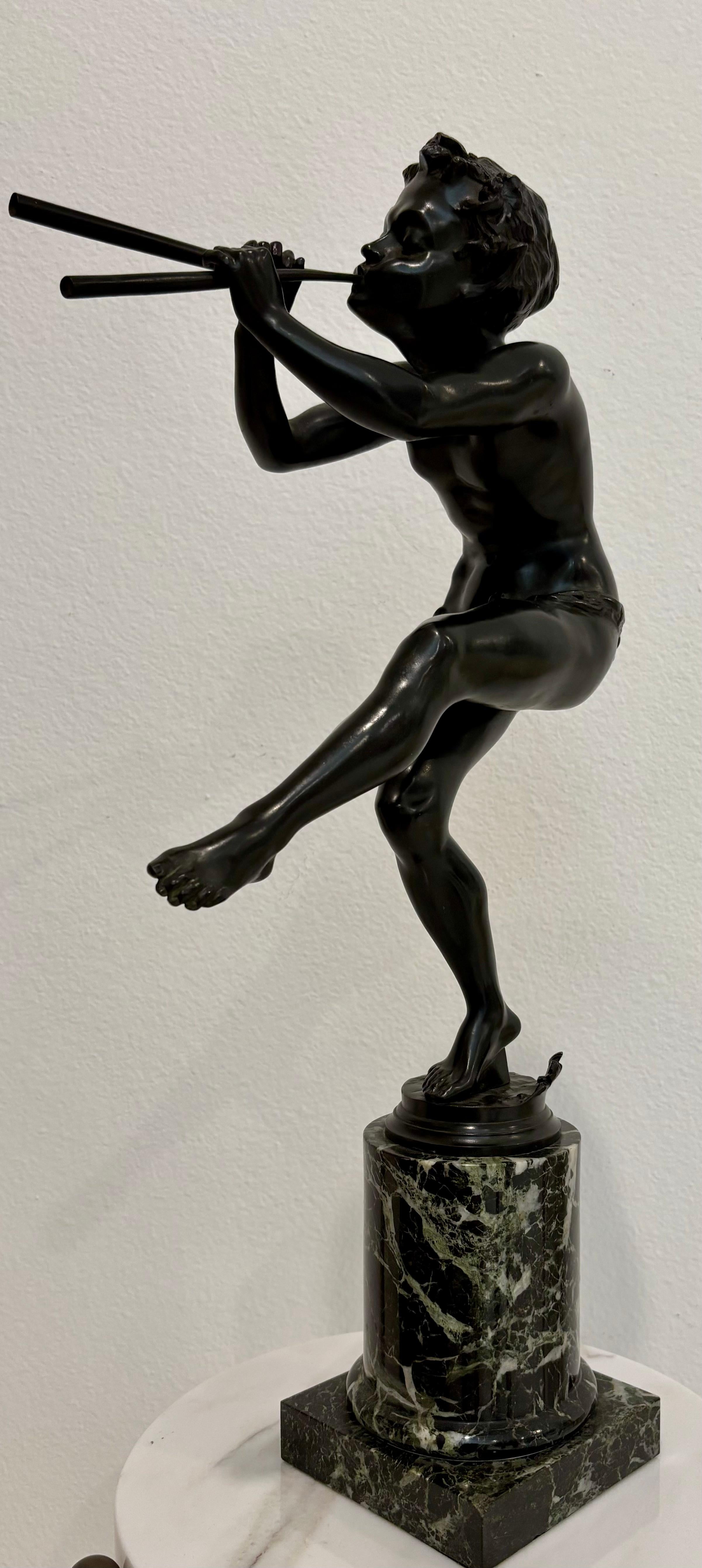 Calco Scultura di satiro in bronzo su base di marmo di Edouard Drouot (1859-1949) in vendita