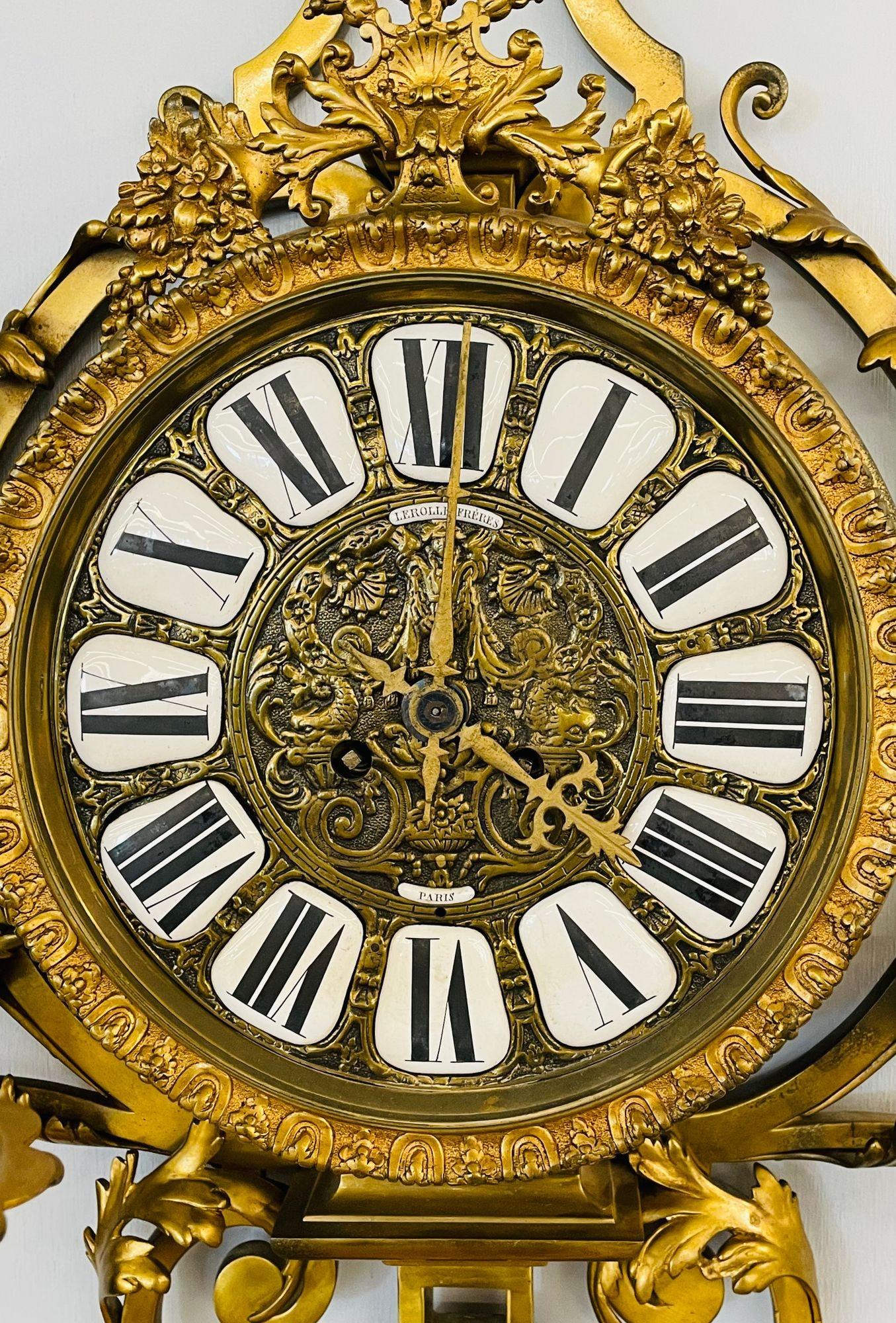 Rare horloge murale Cartel en bronze, Lerolle Frères, Paris
 
Une grande et impressionnante horloge de cartel française ayant quatre bras de chandelier. Rare et certainement utile est ce superbe exemple de cet artisan très recherché. La face