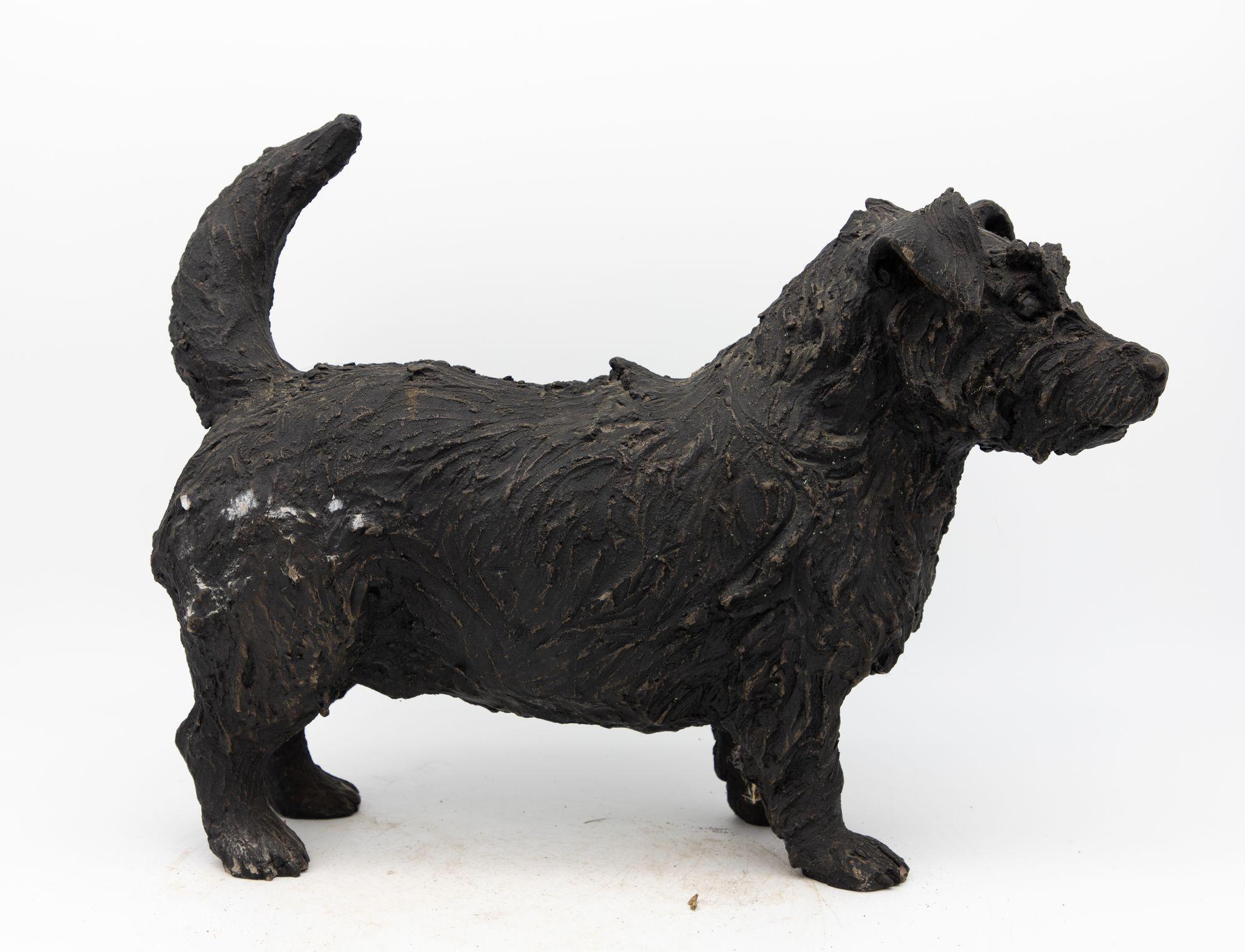 Cette sculpture en bronze du milieu du XXe siècle est une délicieuse représentation d'un Scottie Dog ou Terrier écossais, capturant l'essence de la personnalité fougueuse de cette race emblématique. Réalisée avec une grande habileté artistique, la