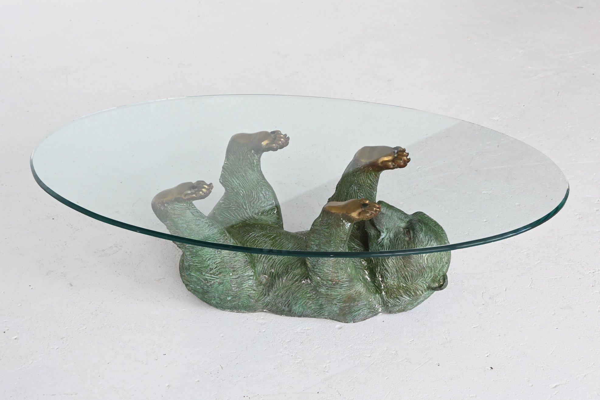Beautiful and unique bronze bear coffee table in Hollywood Regency style, Belgium 1970. This sculptural coffee table is very detailed made of cast bronze and has a very nice patinated green color. The feet are made of brass and supporting an oval