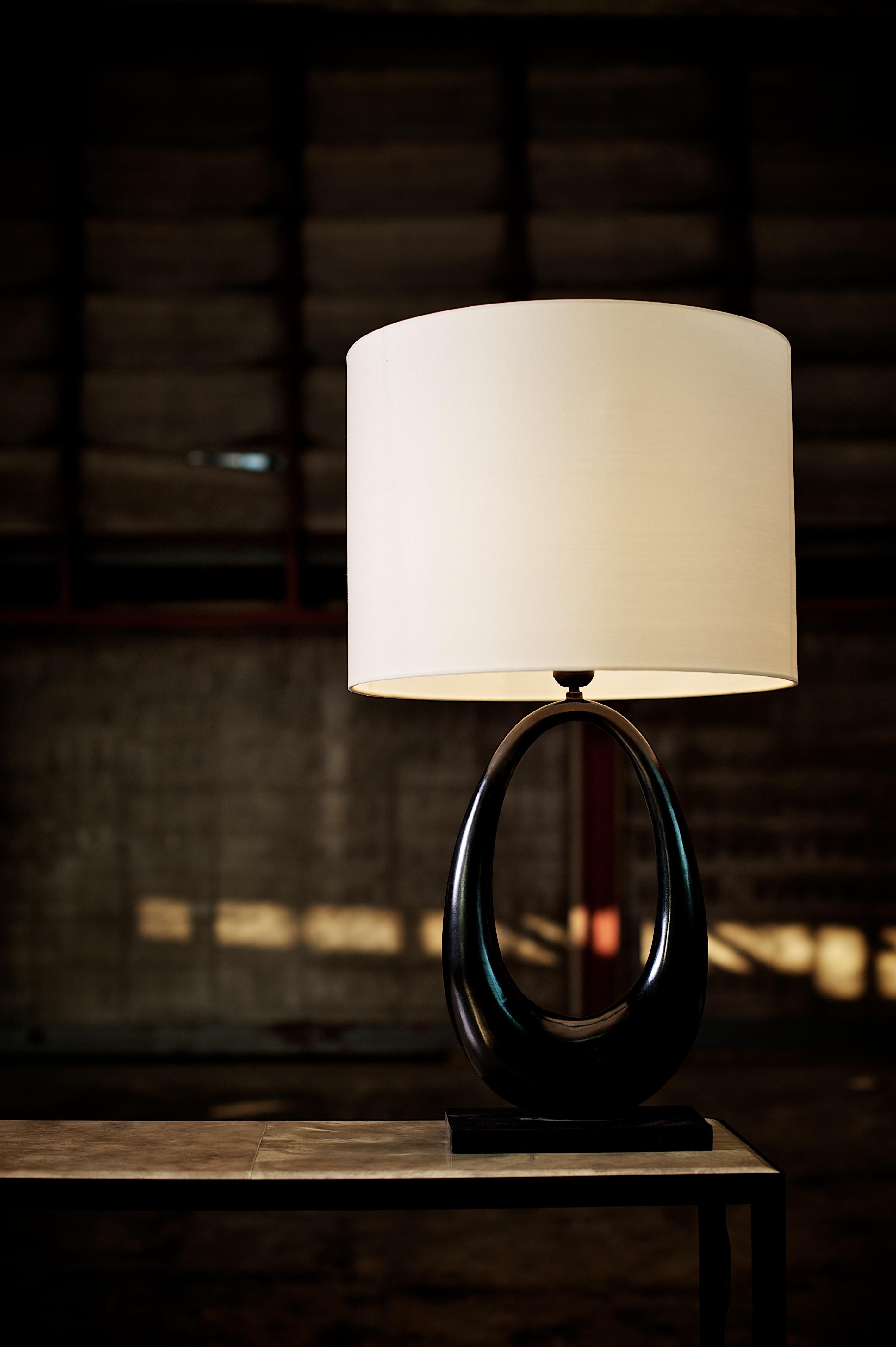 Skulpturale Juwelen-Tischlampe aus Bronze von Elan Atelier (Gegossen) im Angebot