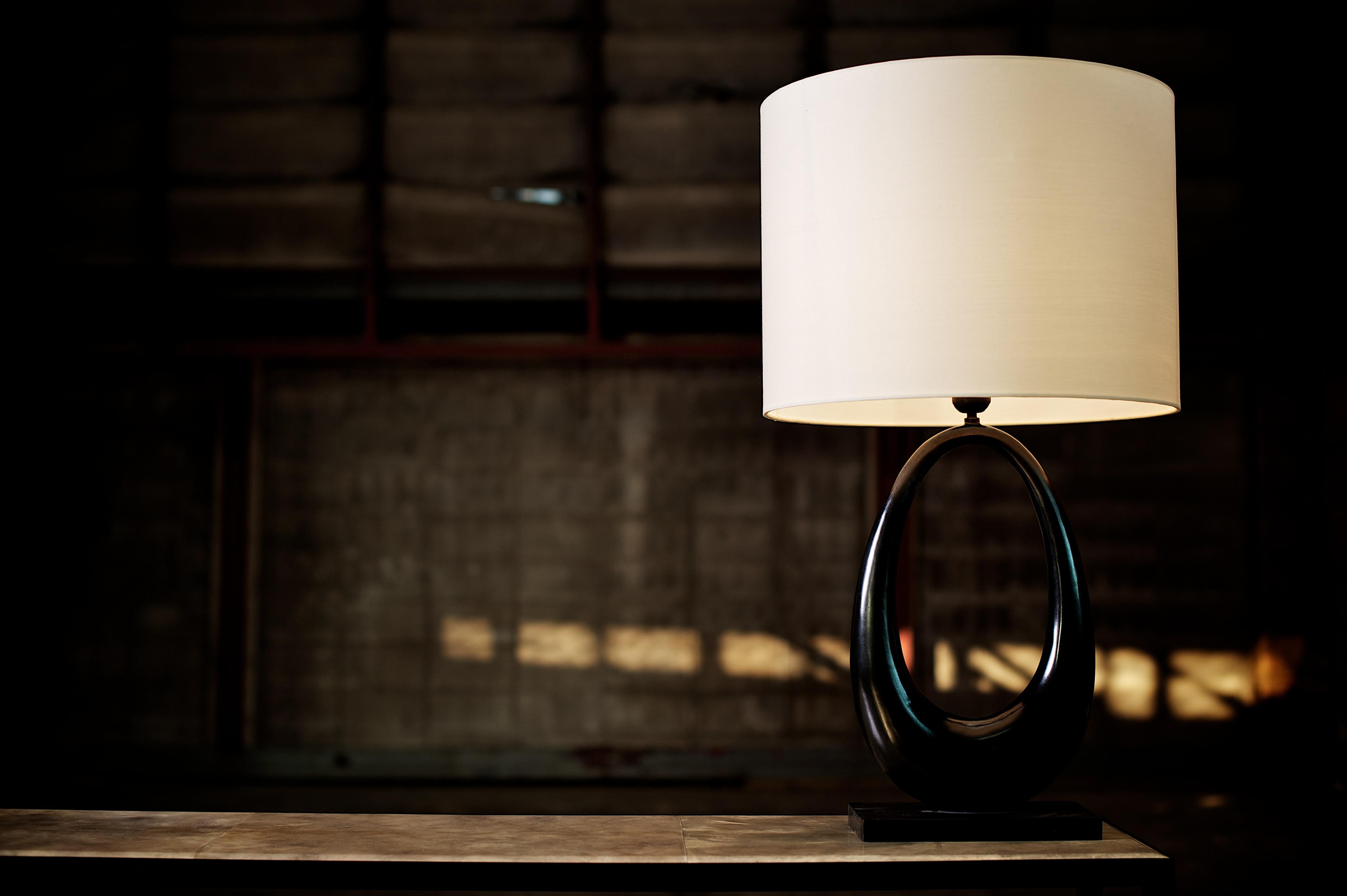 Skulpturale Juwelen-Tischlampe aus Bronze von Elan Atelier im Zustand „Neu“ im Angebot in New York, NY