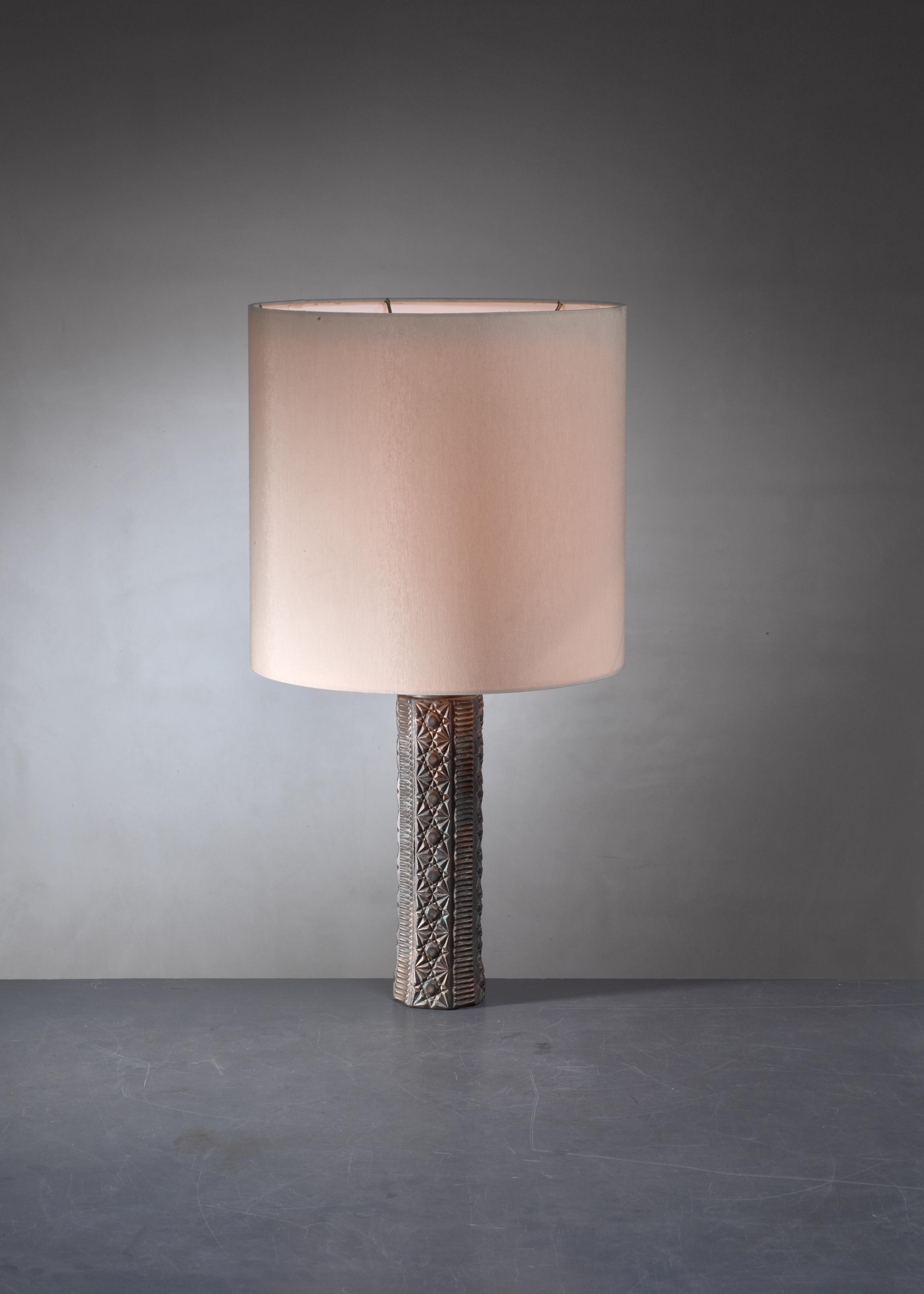 A Mid-Century bronze sculptural table lamp from France, in the manner of Angelo Brotto.

The measurements without the fabric shade are a diameter of 7.5 cm and 33 cm high. With the shade it is 57 cm high and the diameter is 30 cm. The shades are