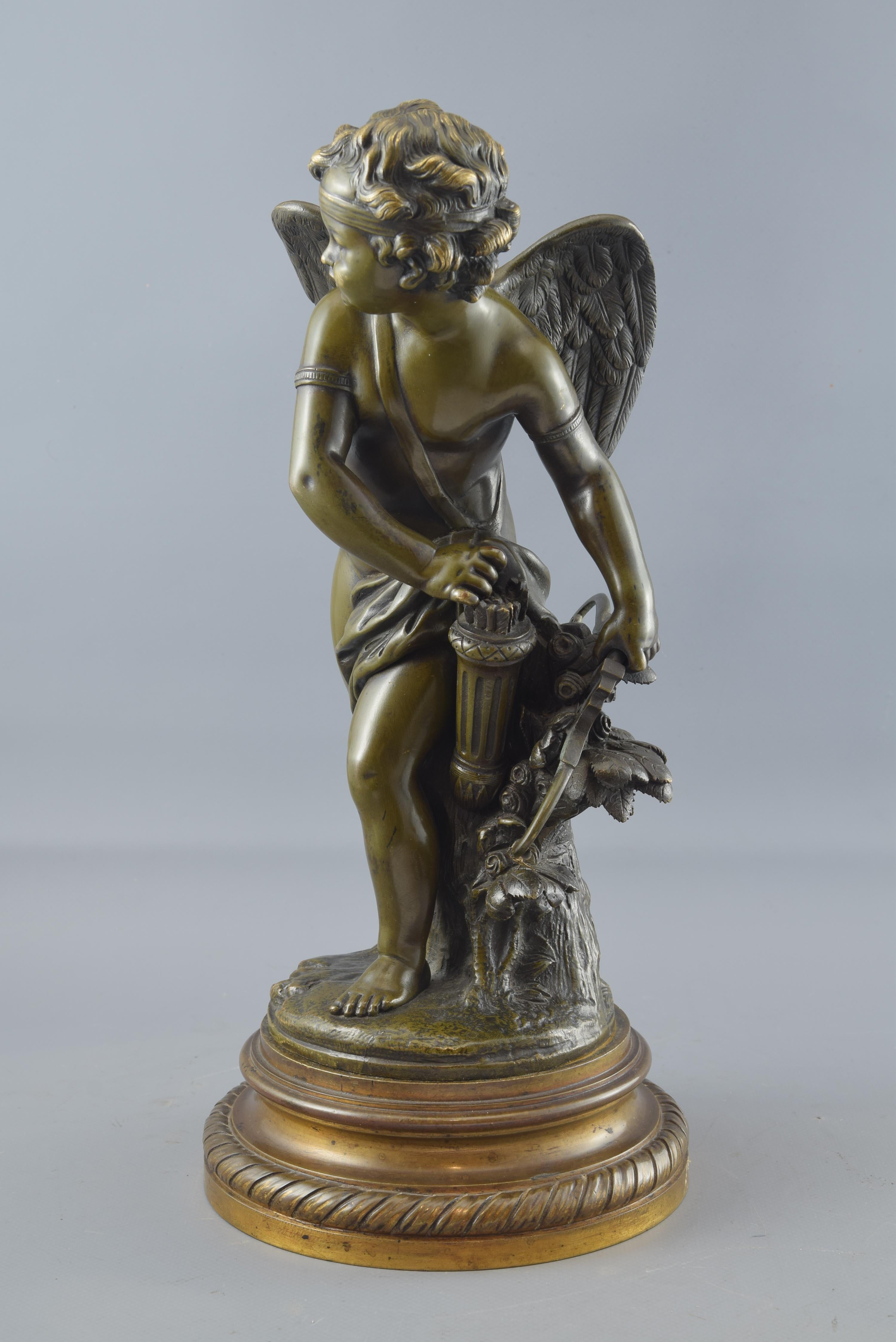 Sculpture in bronze of funidición to the lost wax. Patinated in green. The work shows a figure of Winged Cupid, with his quiver and bow, supported on a trunk with roses and turning his body to bring movement to the work. This type of bronze figures