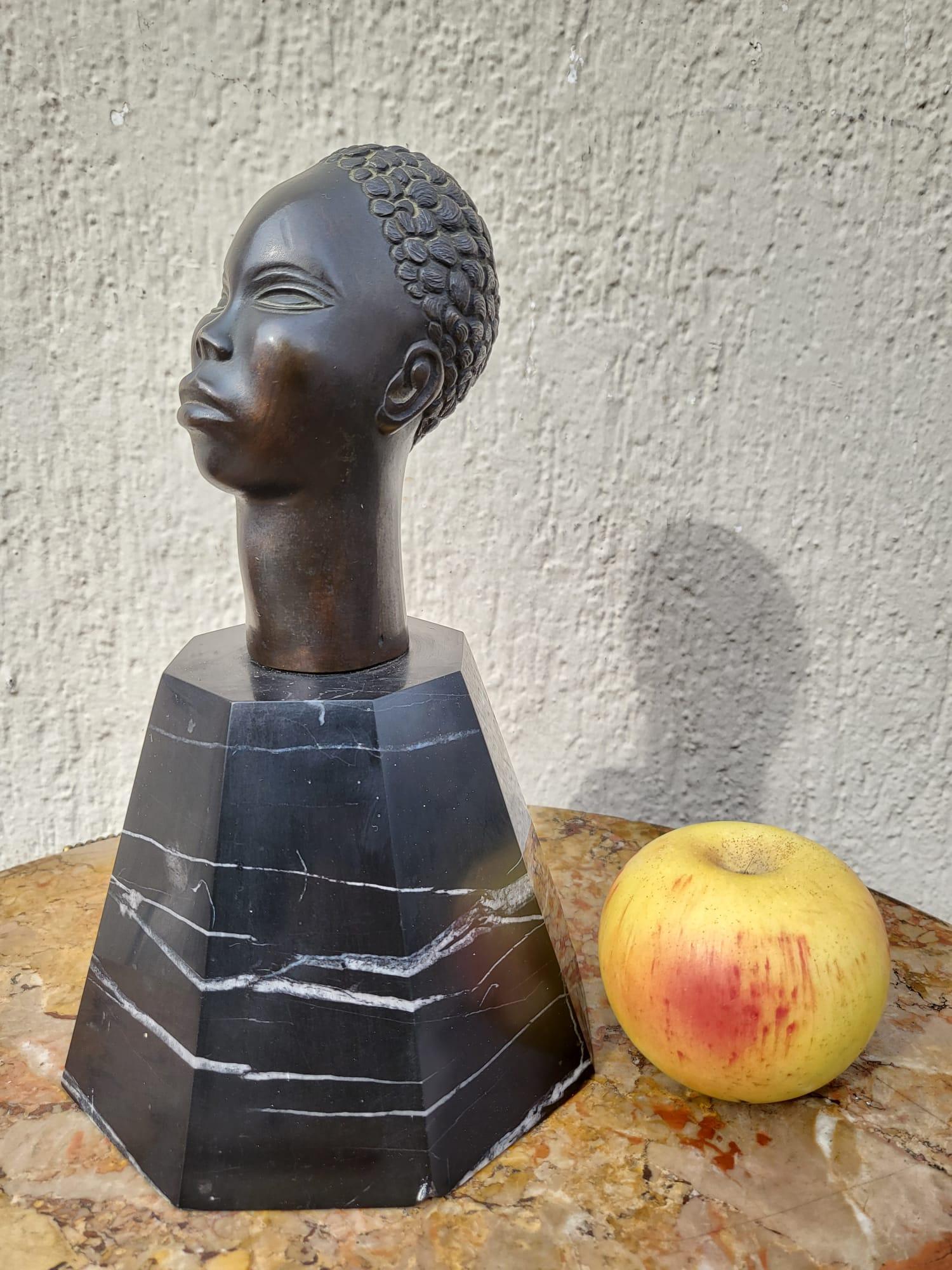 Scultura in bronzo, testa africana, su base, XX secolo in vendita 3